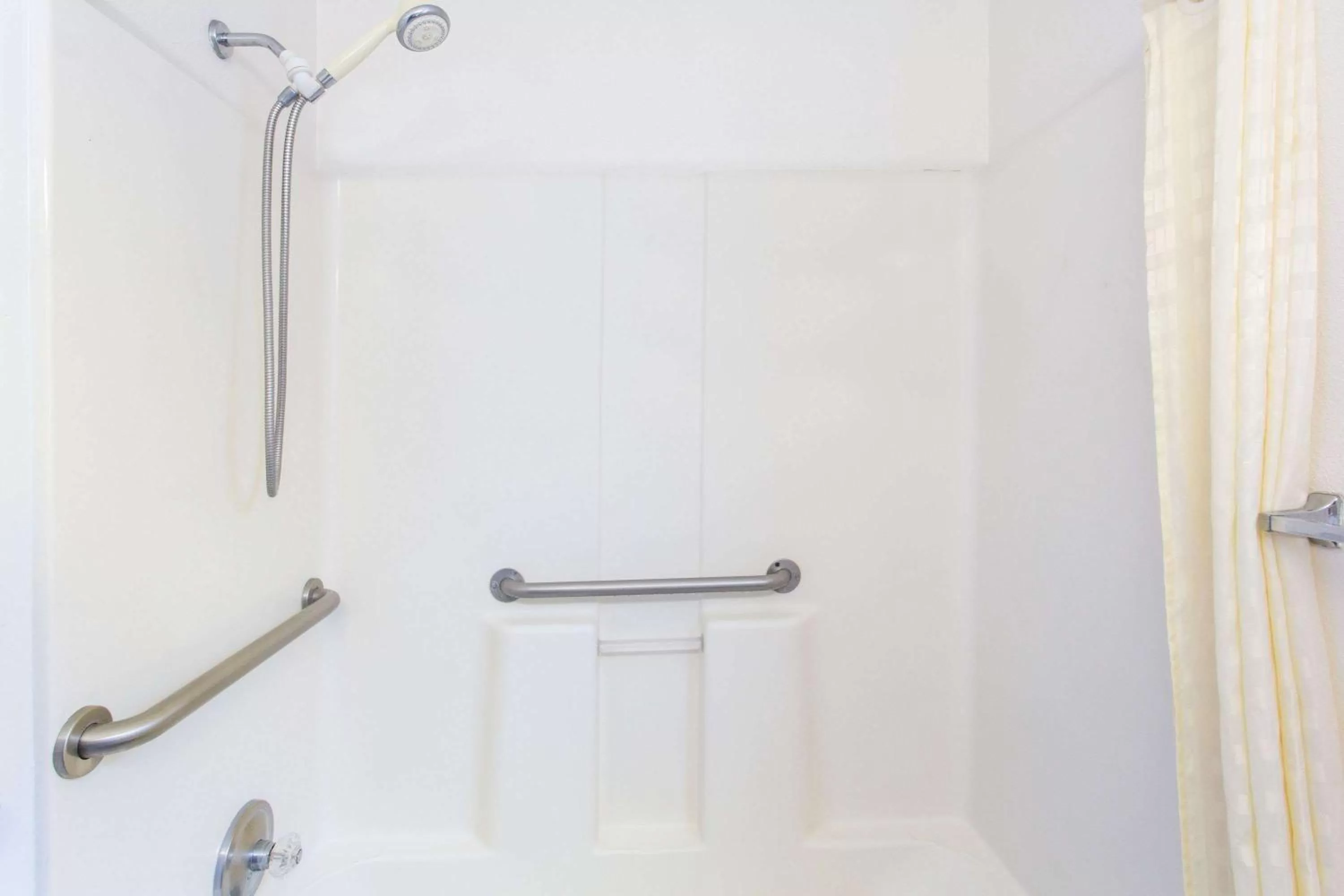 Bathroom in Travelodge by Wyndham Williams Grand Canyon