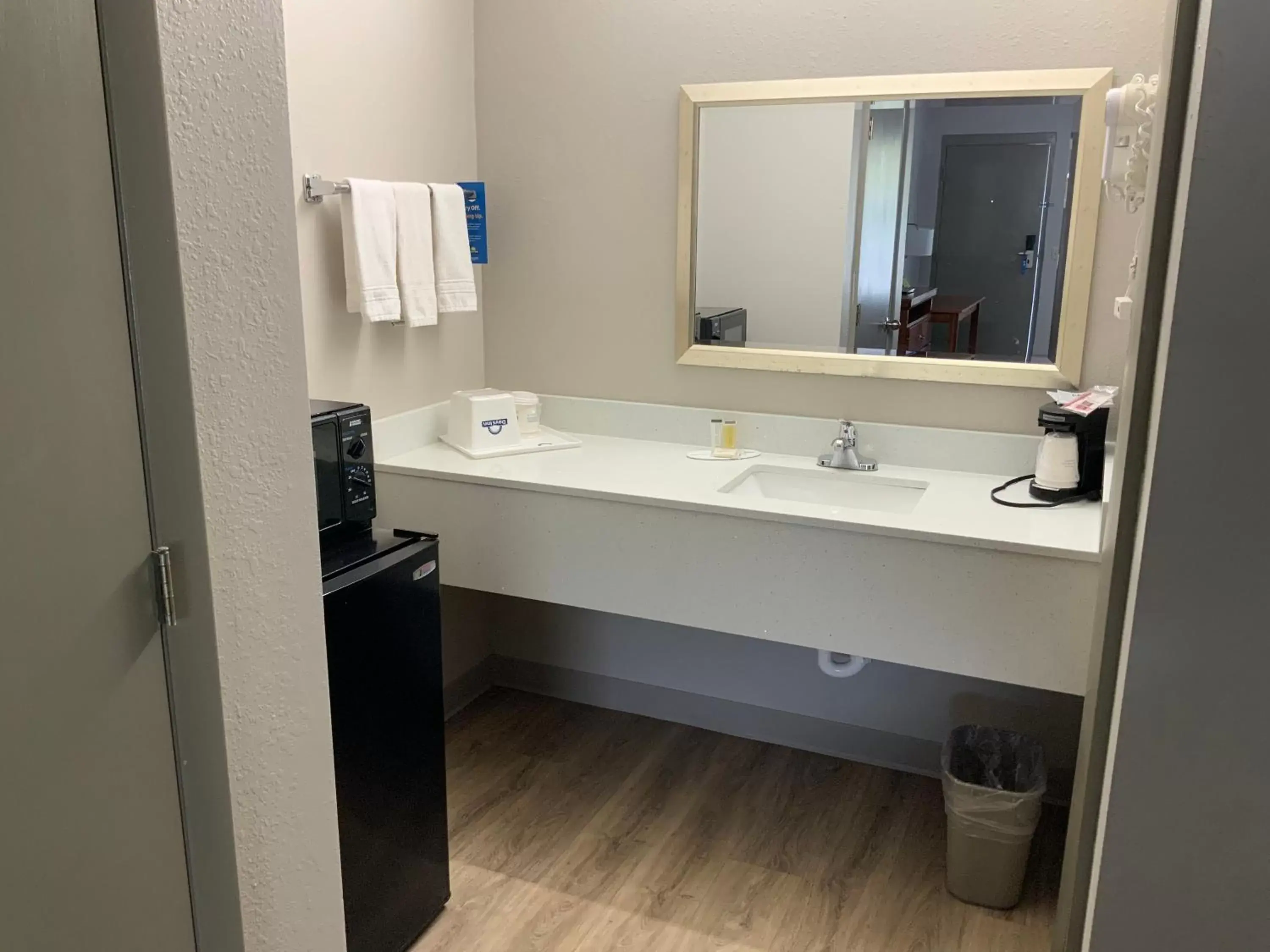 minibar, Bathroom in Days Inn by Wyndham Lake City I-10