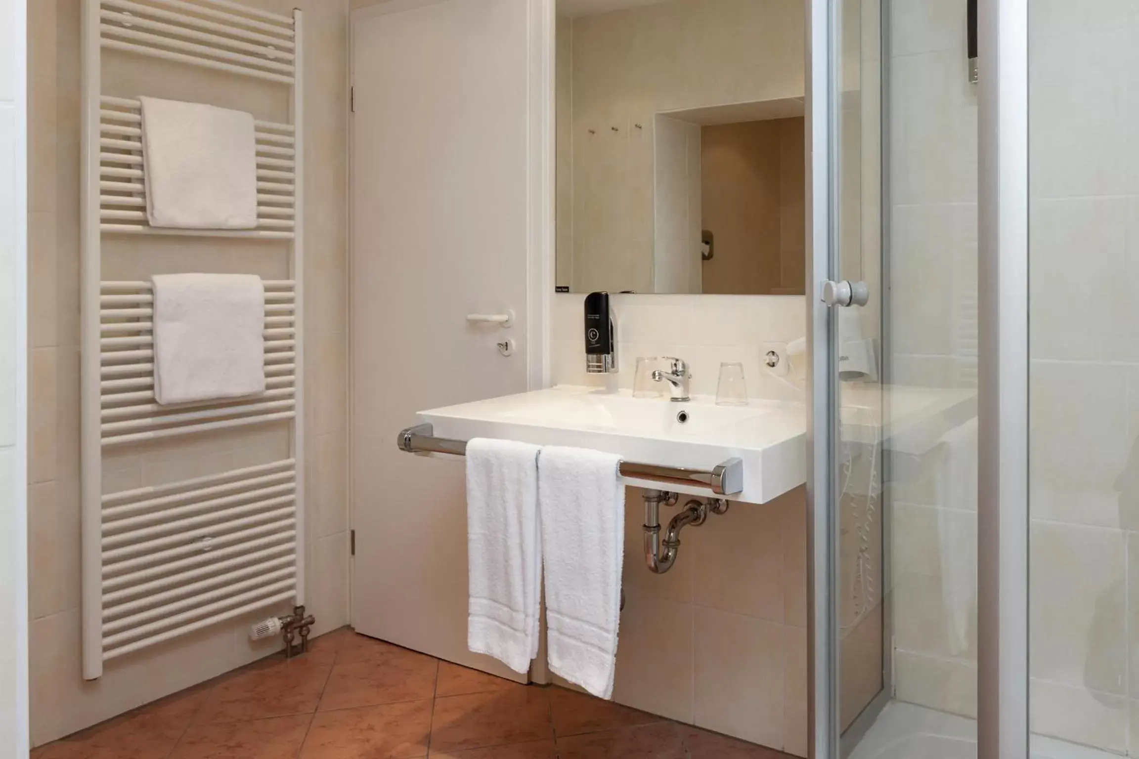 Photo of the whole room, Bathroom in Centro Hotel Mondial