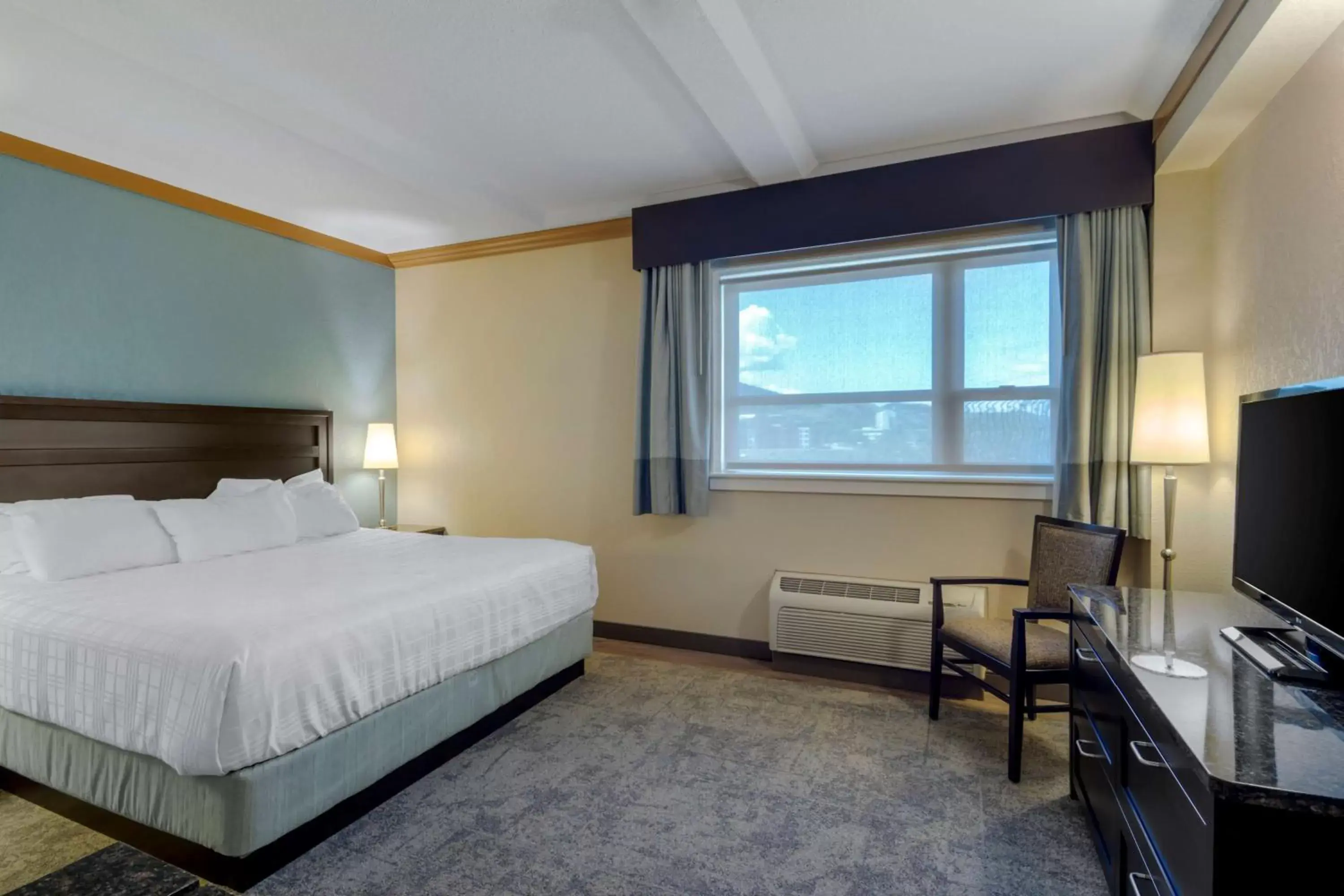 Bedroom in Best Western Plus Kamloops Hotel