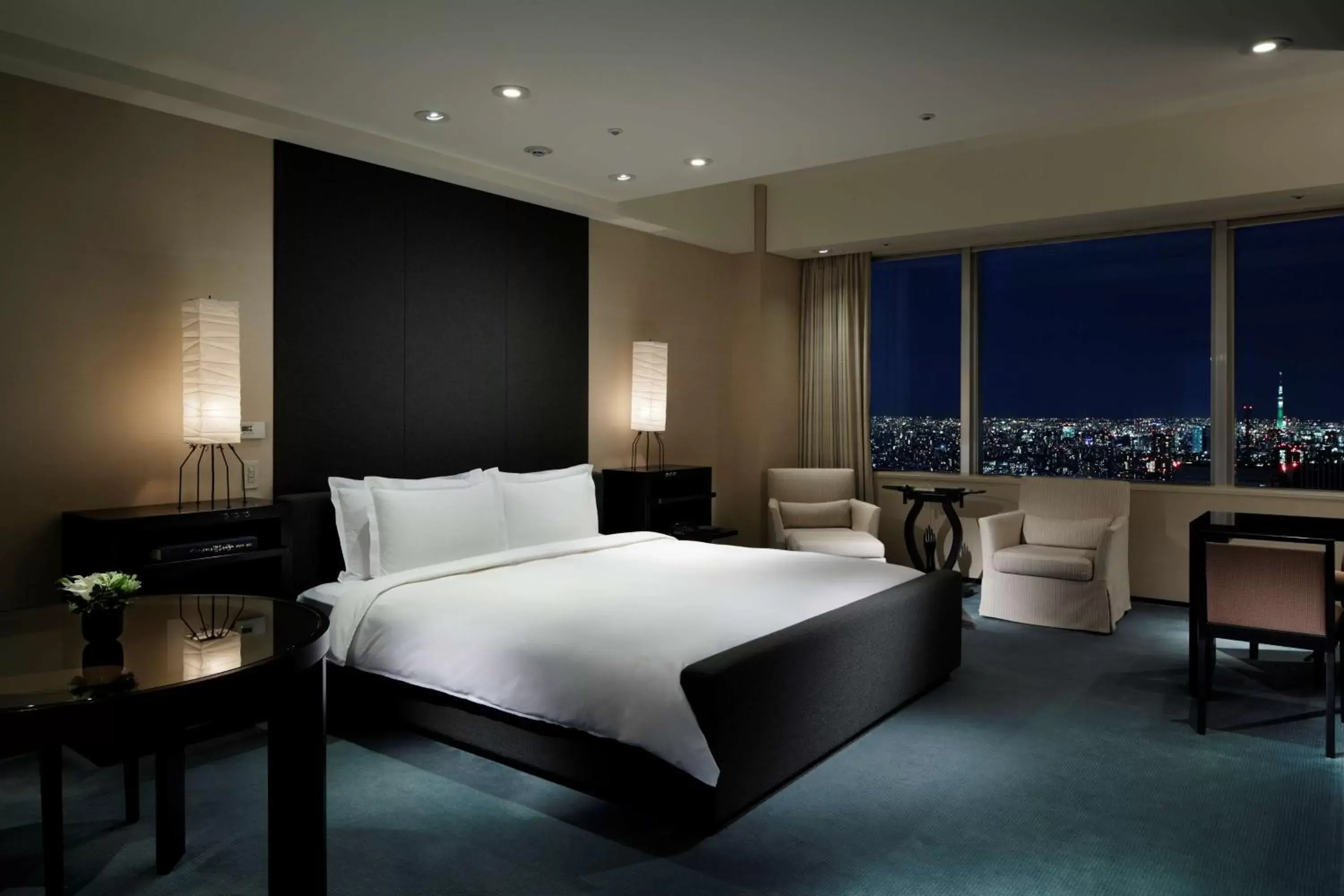 Photo of the whole room, Bed in Park Hyatt Tokyo