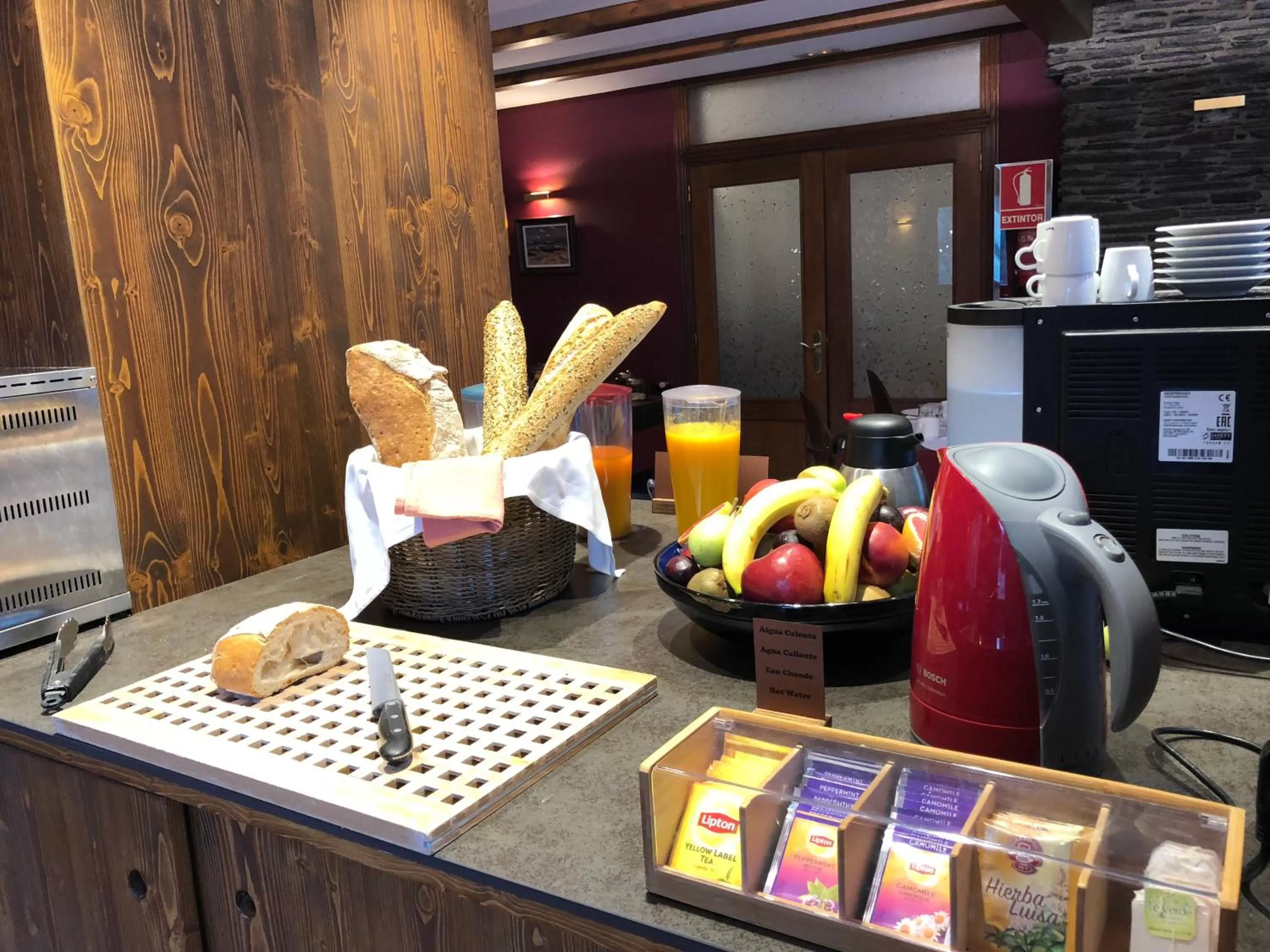 Buffet breakfast in Hotel L’Ermita B&B