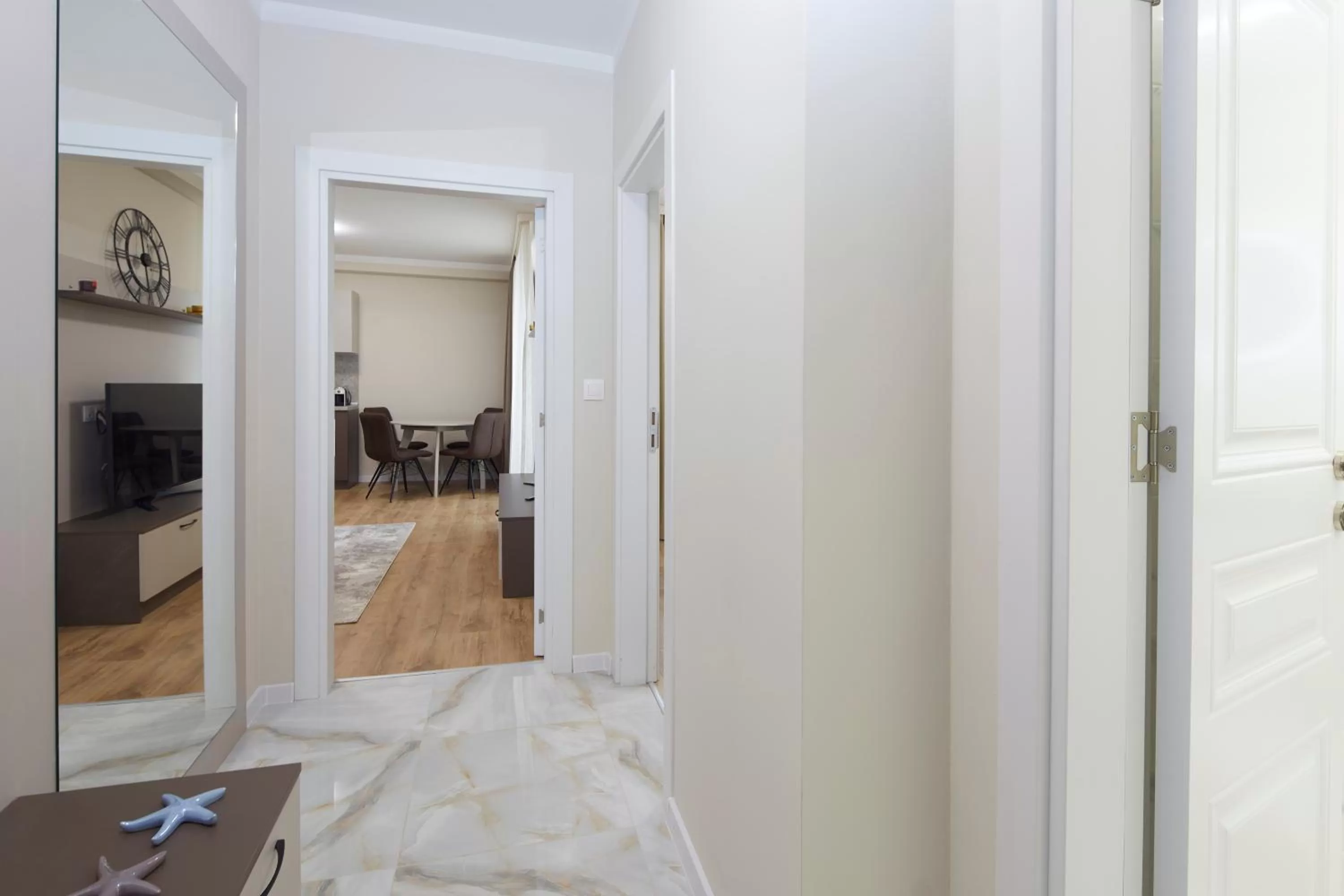 Photo of the whole room, Bed in Bellicity Apart Complex