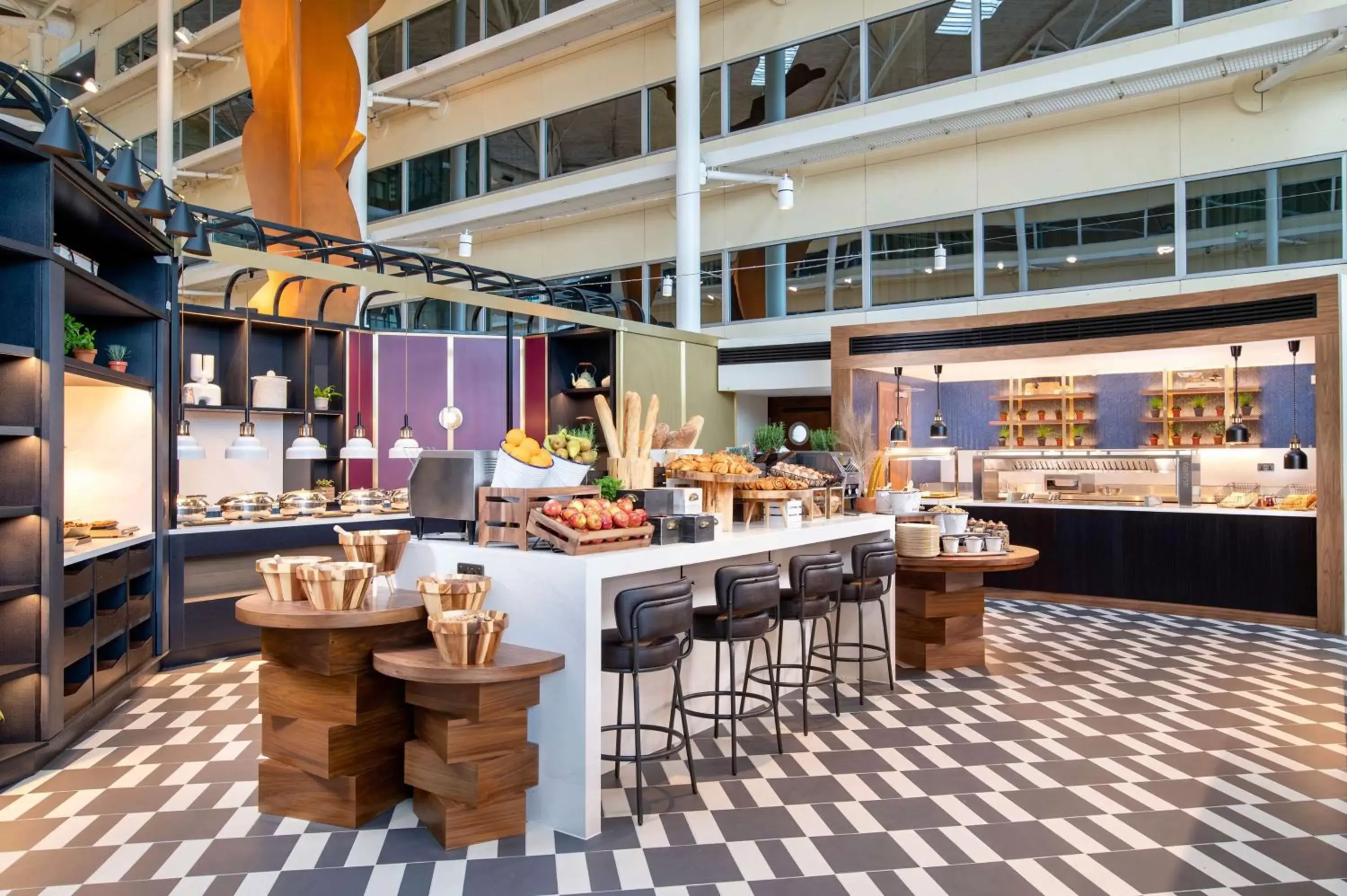 Breakfast, Restaurant/Places to Eat in Hilton London Heathrow Airport