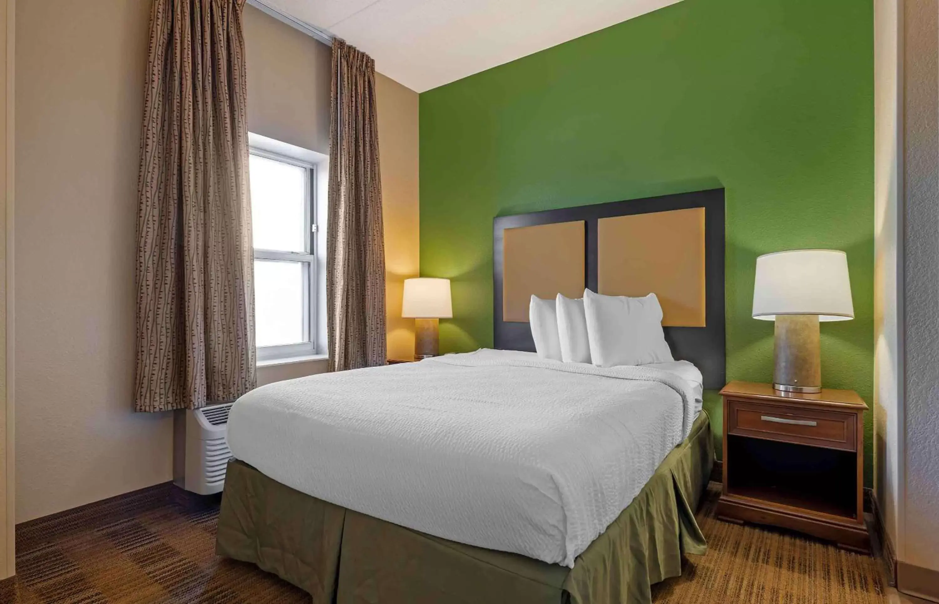 Bedroom, Bed in Extended Stay America Suites - Chicago - O'Hare - Allstate Arena
