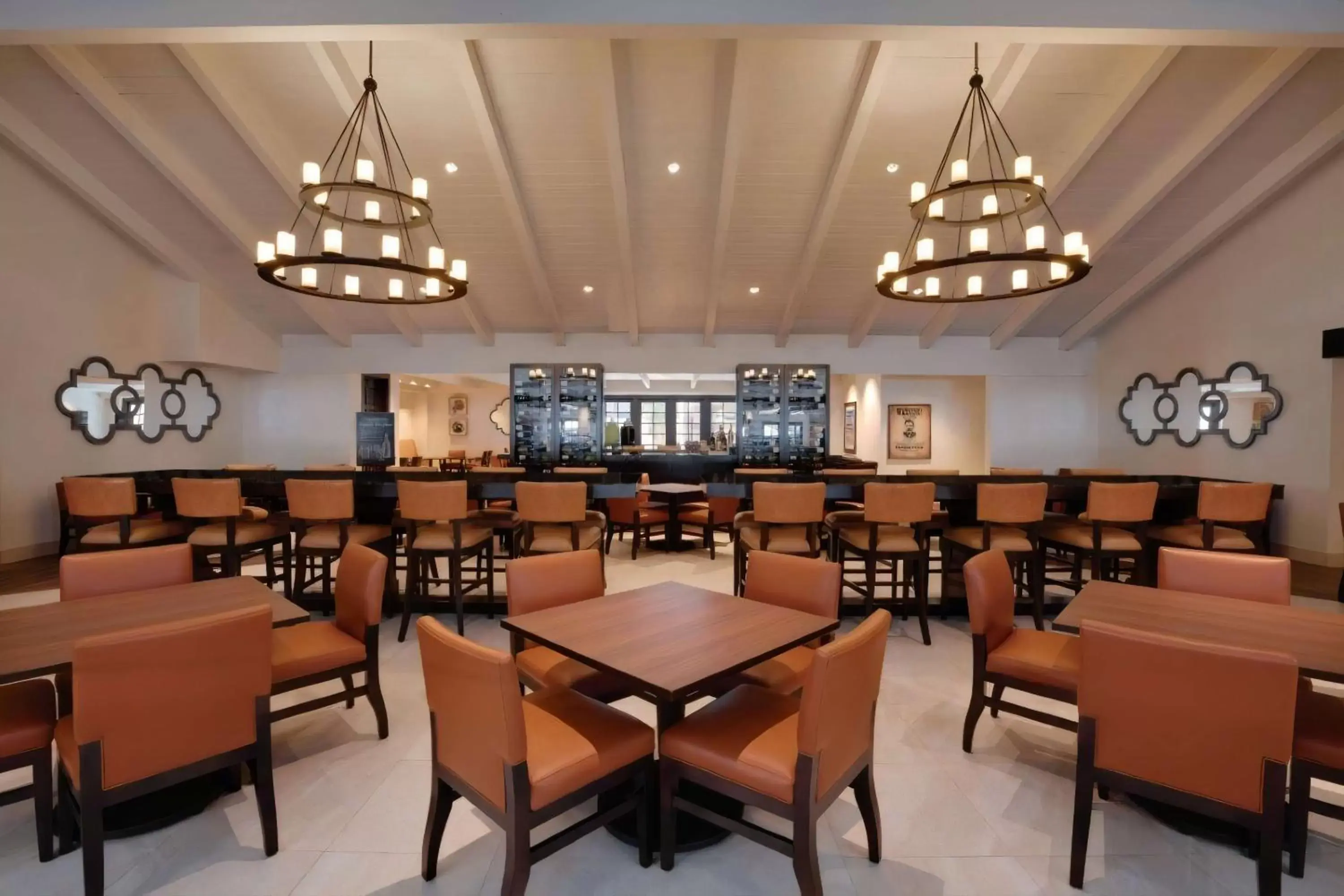 Lounge or bar, Restaurant/Places to Eat in Embassy Suites by Hilton Scottsdale Resort