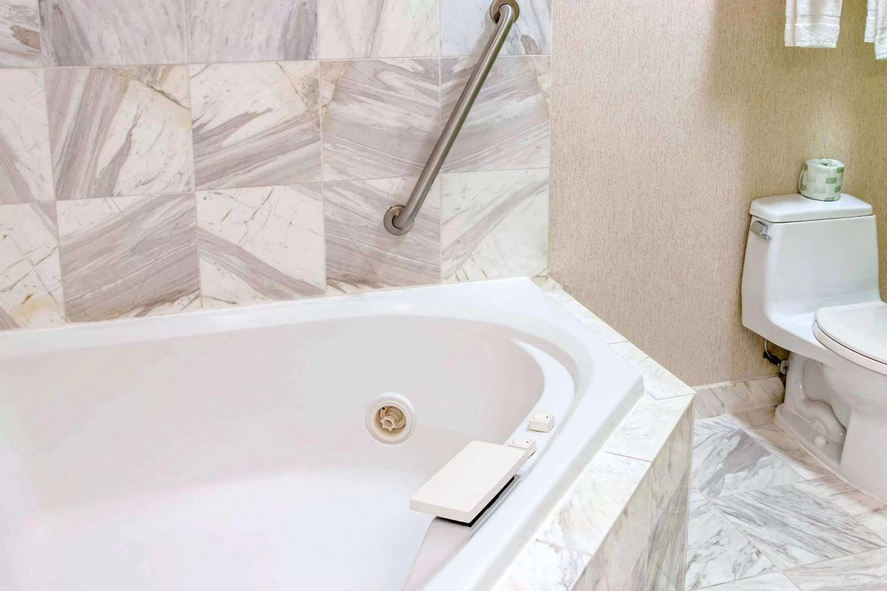 Photo of the whole room in Sleep Inn & Suites Oregon - Toledo