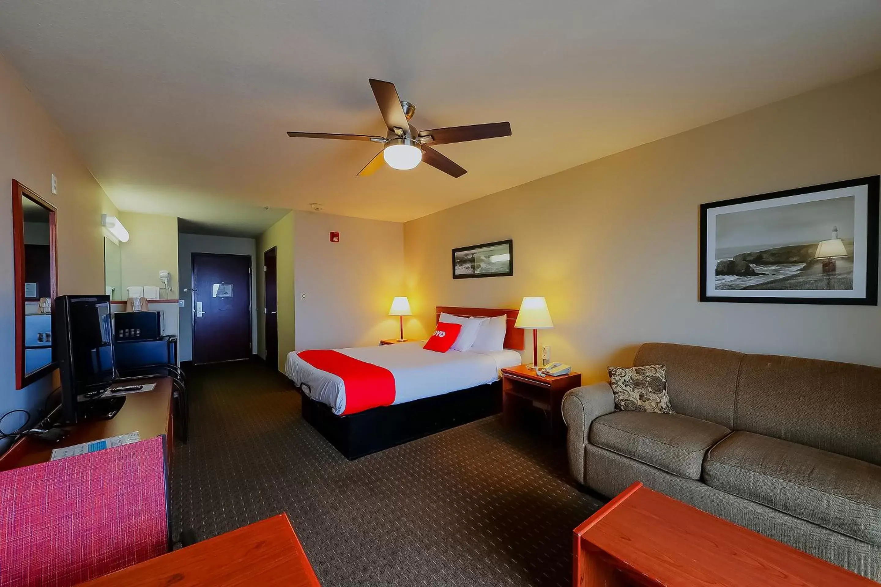 Bedroom in Siletz Bay Beachfront Hotel by OYO Lincoln City