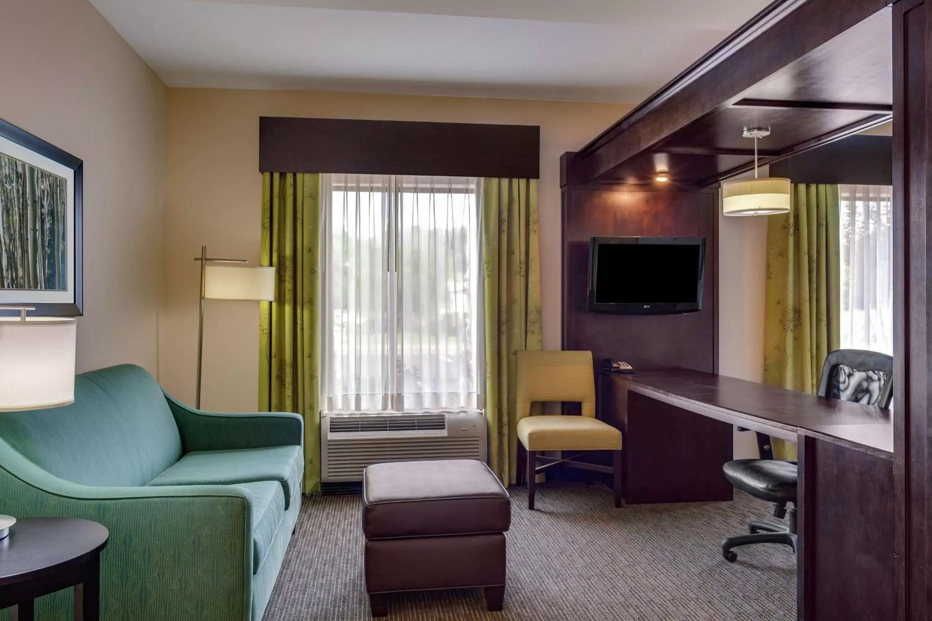 Bedroom, TV/Entertainment Center in Hampton Inn Ozark