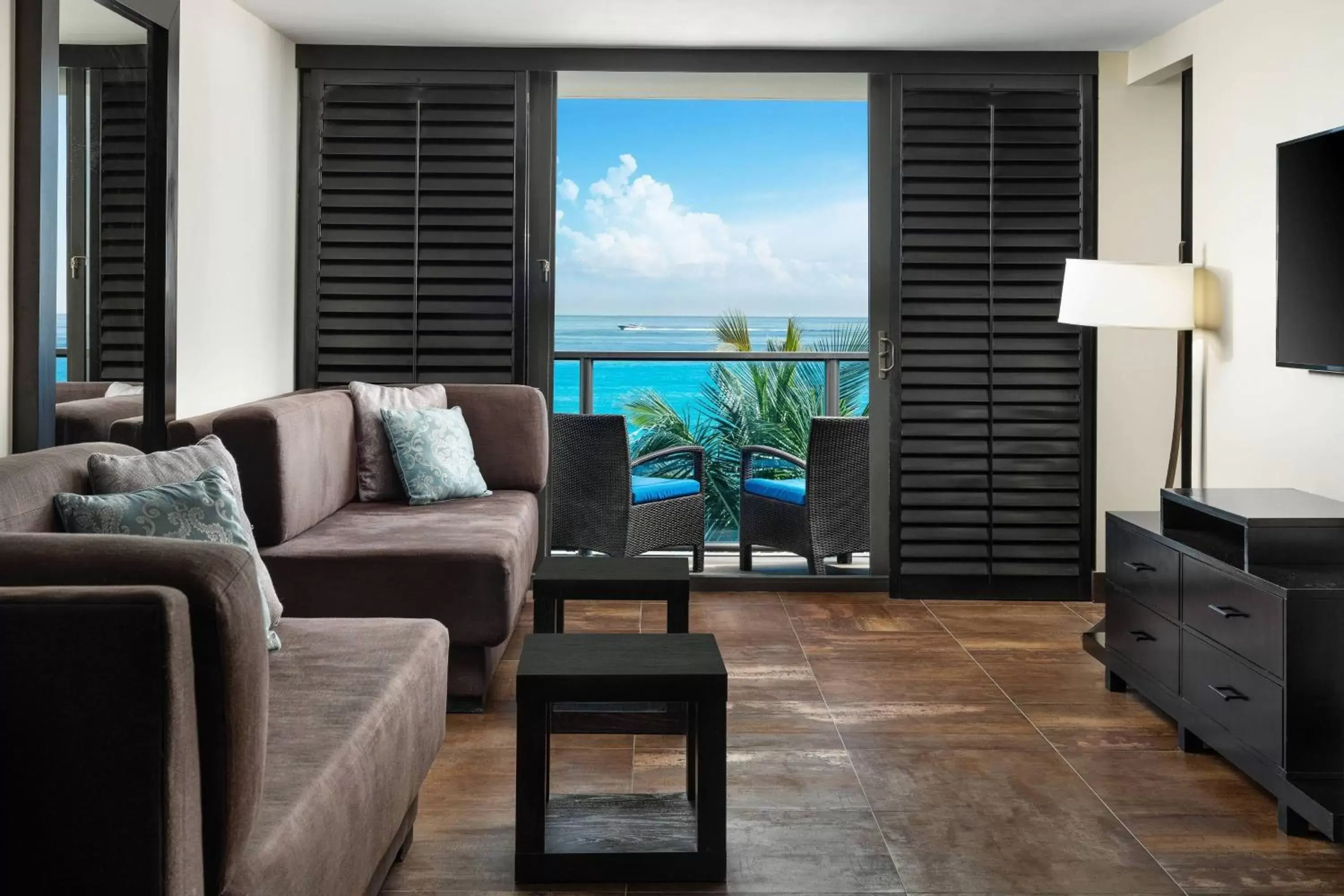 Living room, Seating Area in Tideline Ocean Resort & Spa