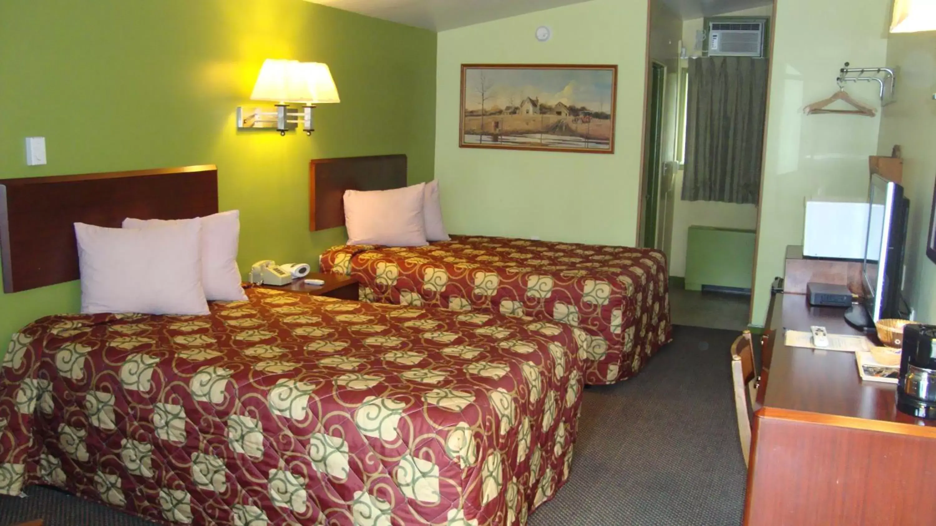 Photo of the whole room, Bed in Pinconning Trail Inn Motel