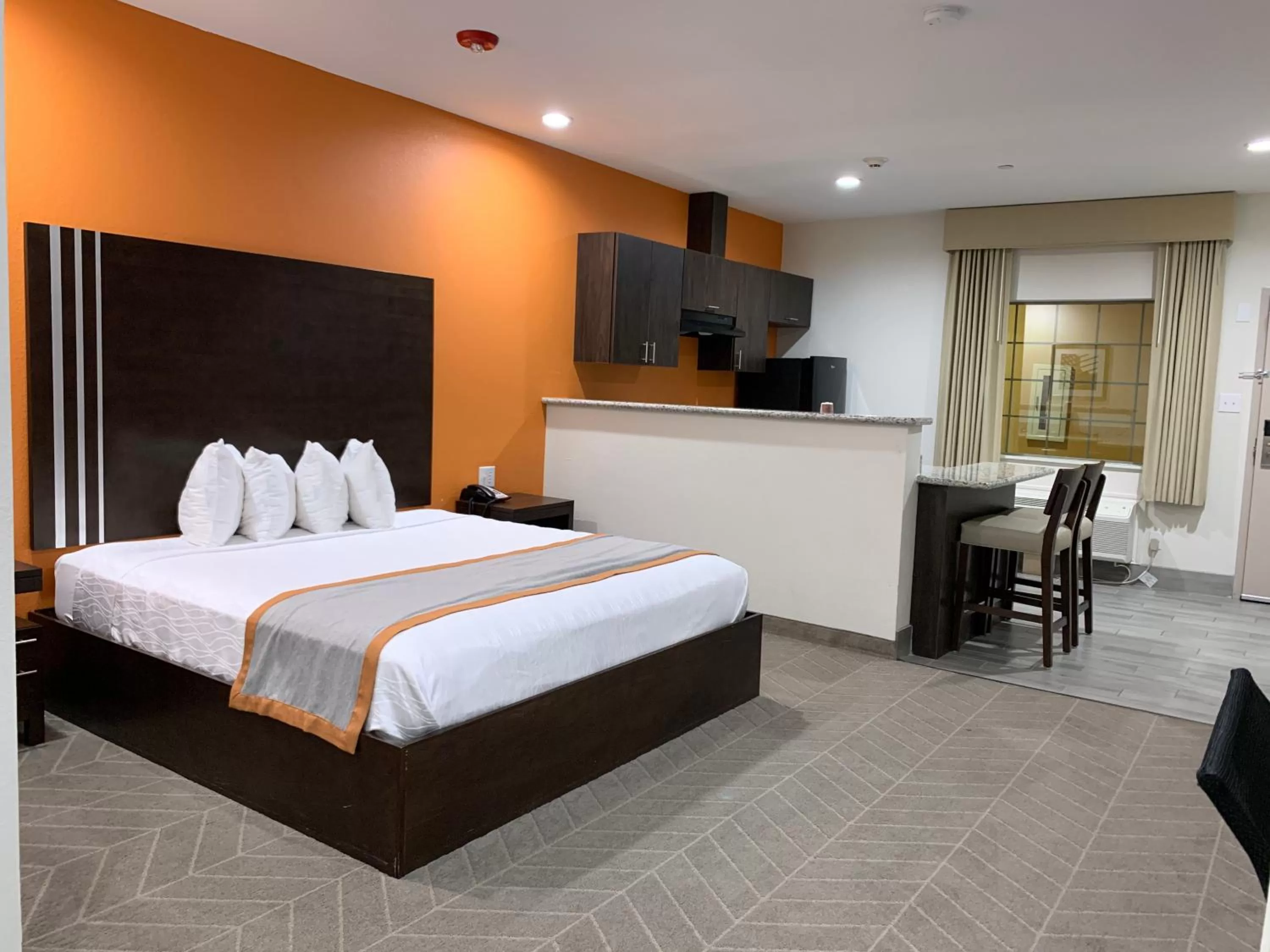 Photo of the whole room, Bed in Scottish Inn & Suites - IAH Airport