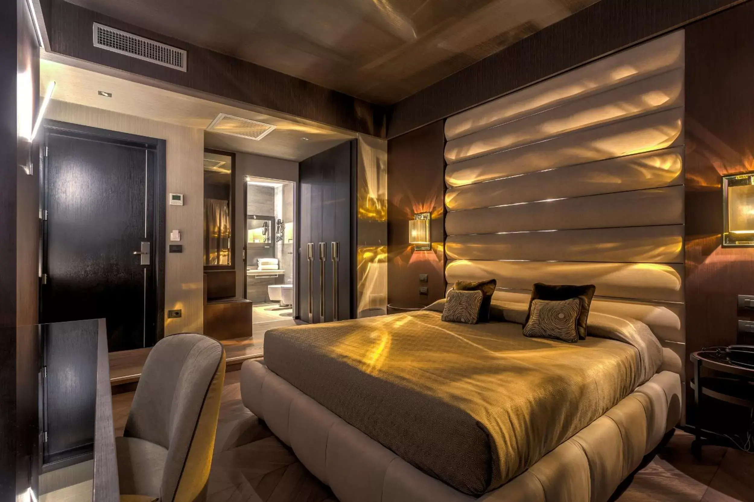 Photo of the whole room, Bed in Alfieri Signature Suites - Alfieri Collezione