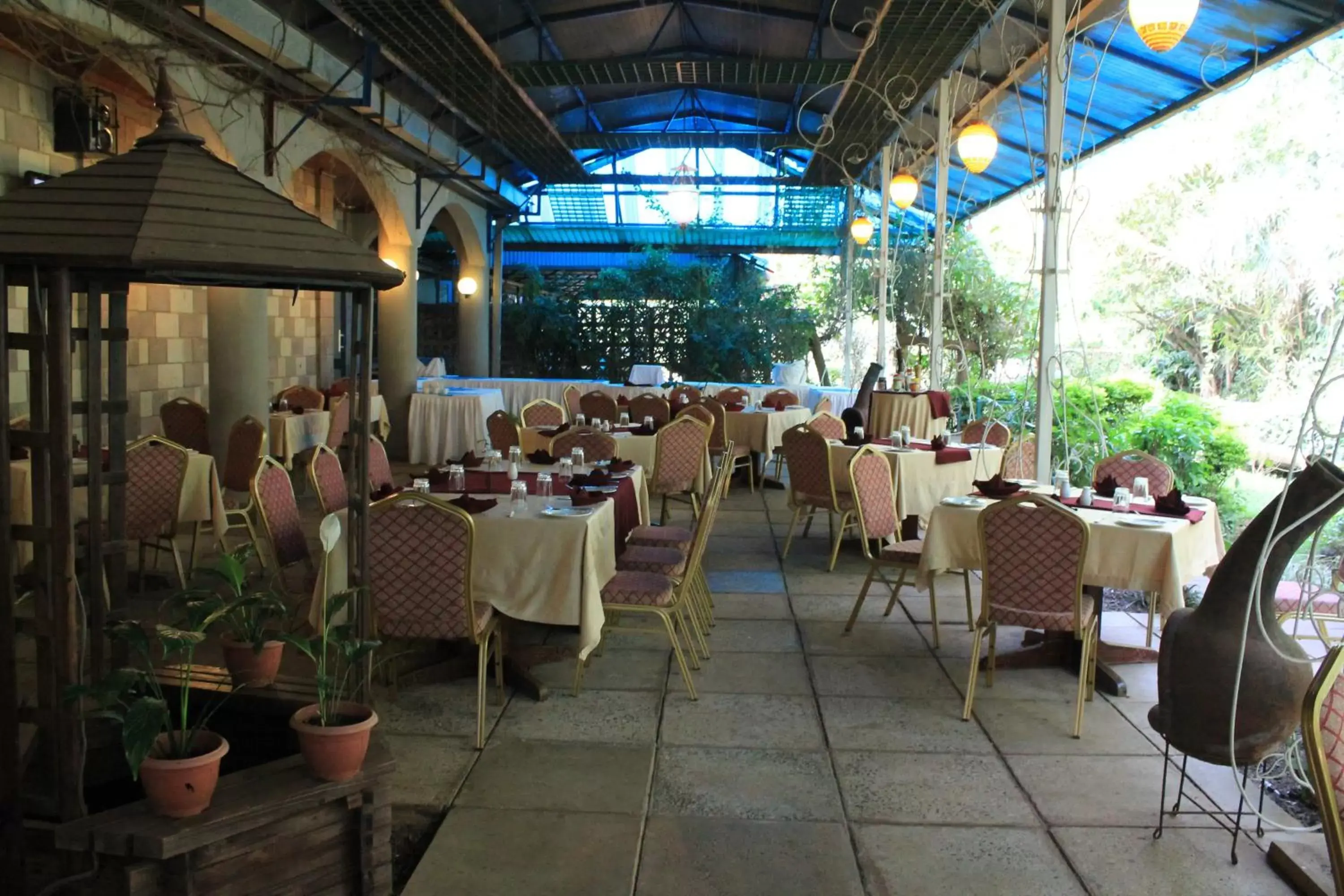 Restaurant/Places to Eat in La Mada Hotel