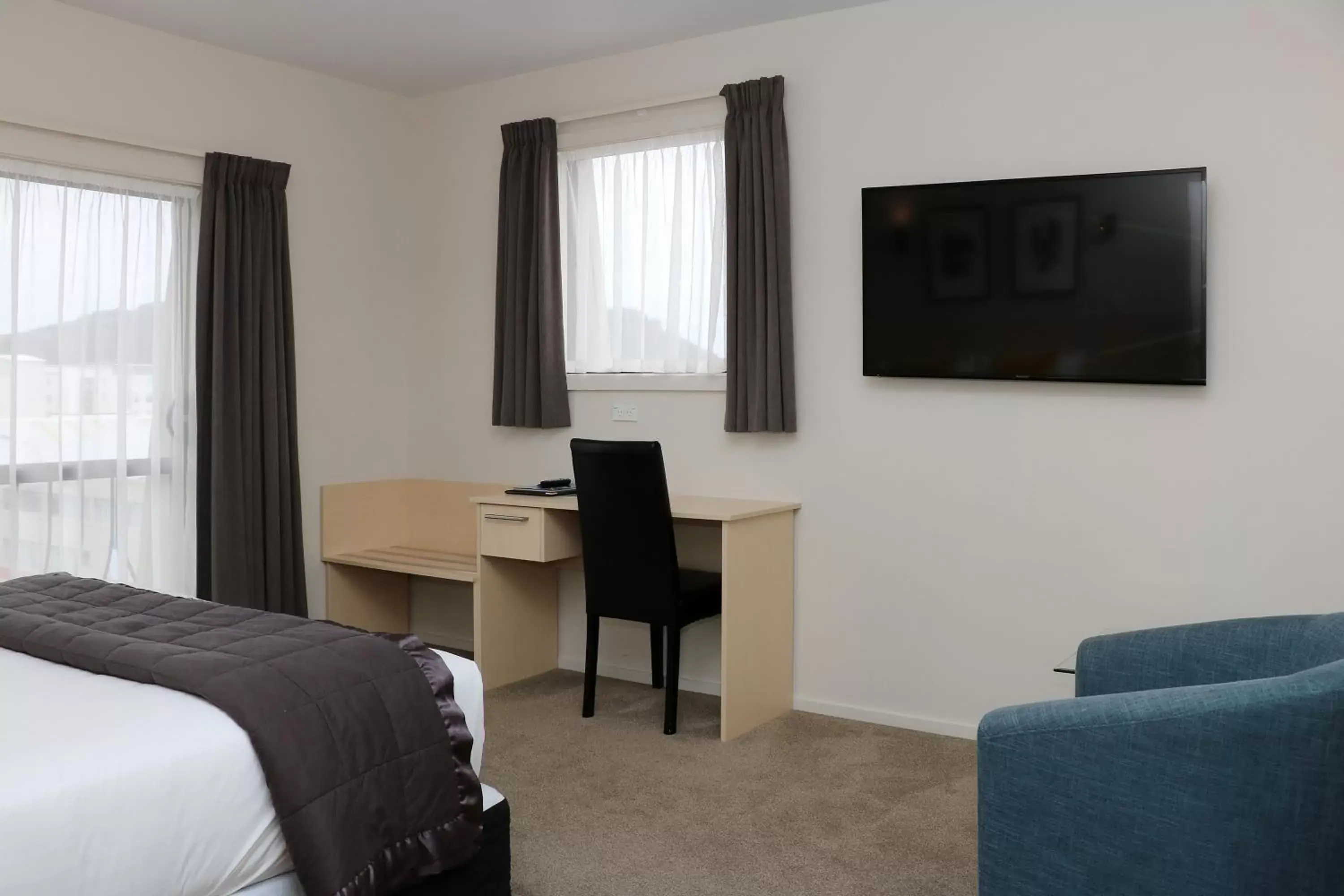 Bedroom, TV/Entertainment Center in The Victoria Hotel Dunedin