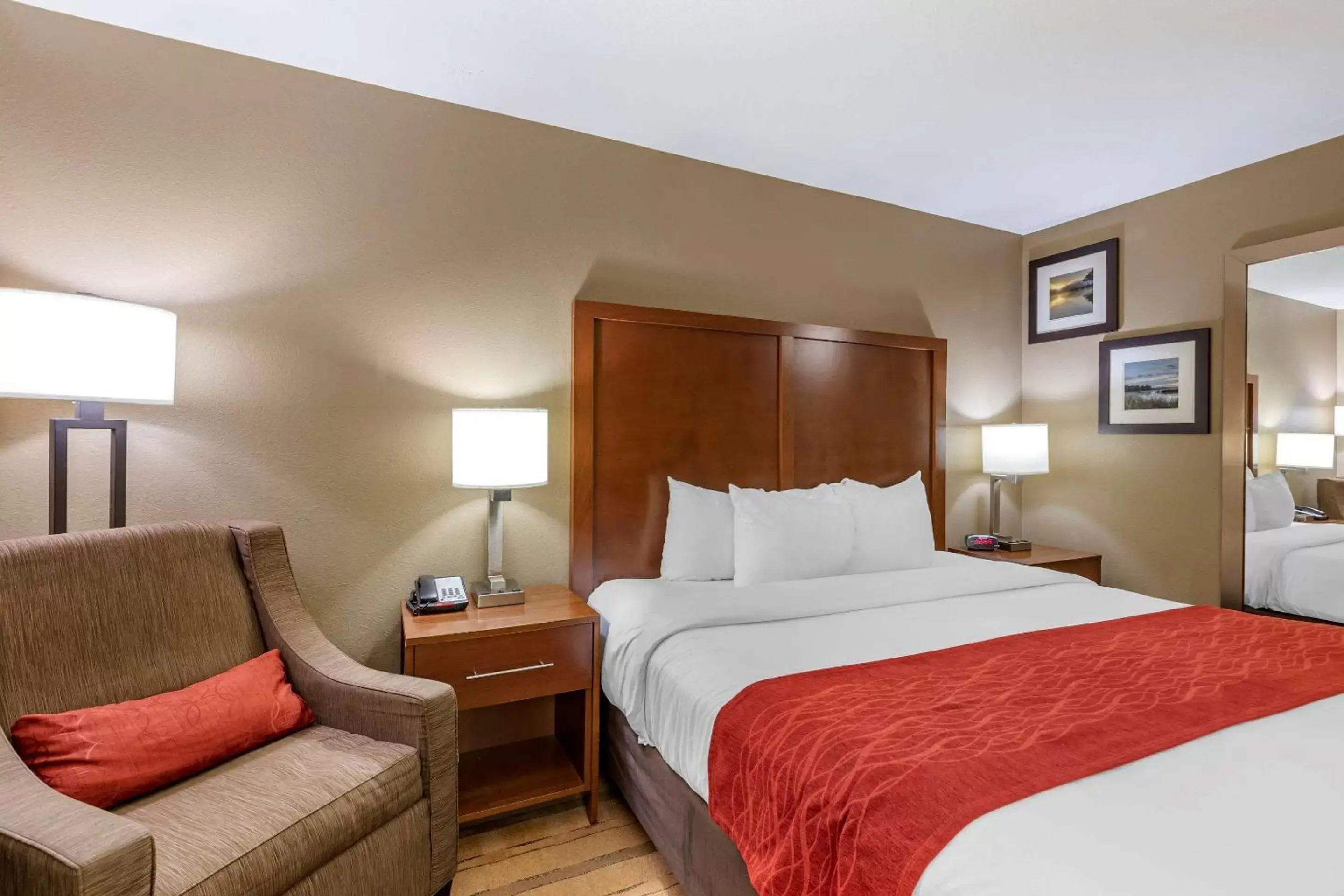 Photo of the whole room, Bed in Comfort Inn & Suites Cedar Rapids North - Collins Road Photo of the whole room, Bed in Comfort Inn & Suites Cedar Rapids North - Collins Road