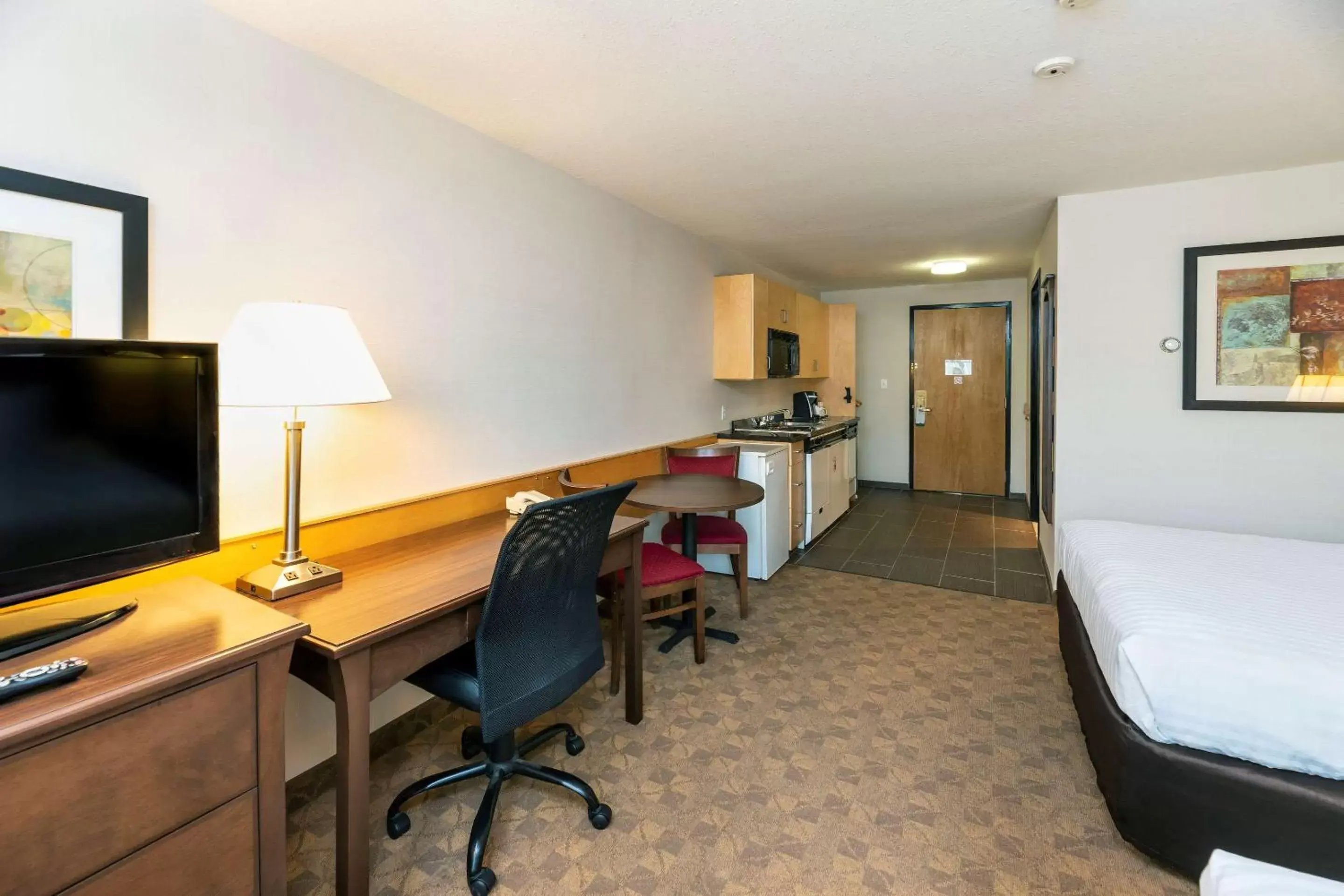 Photo of the whole room, TV/Entertainment Center in Quality Inn