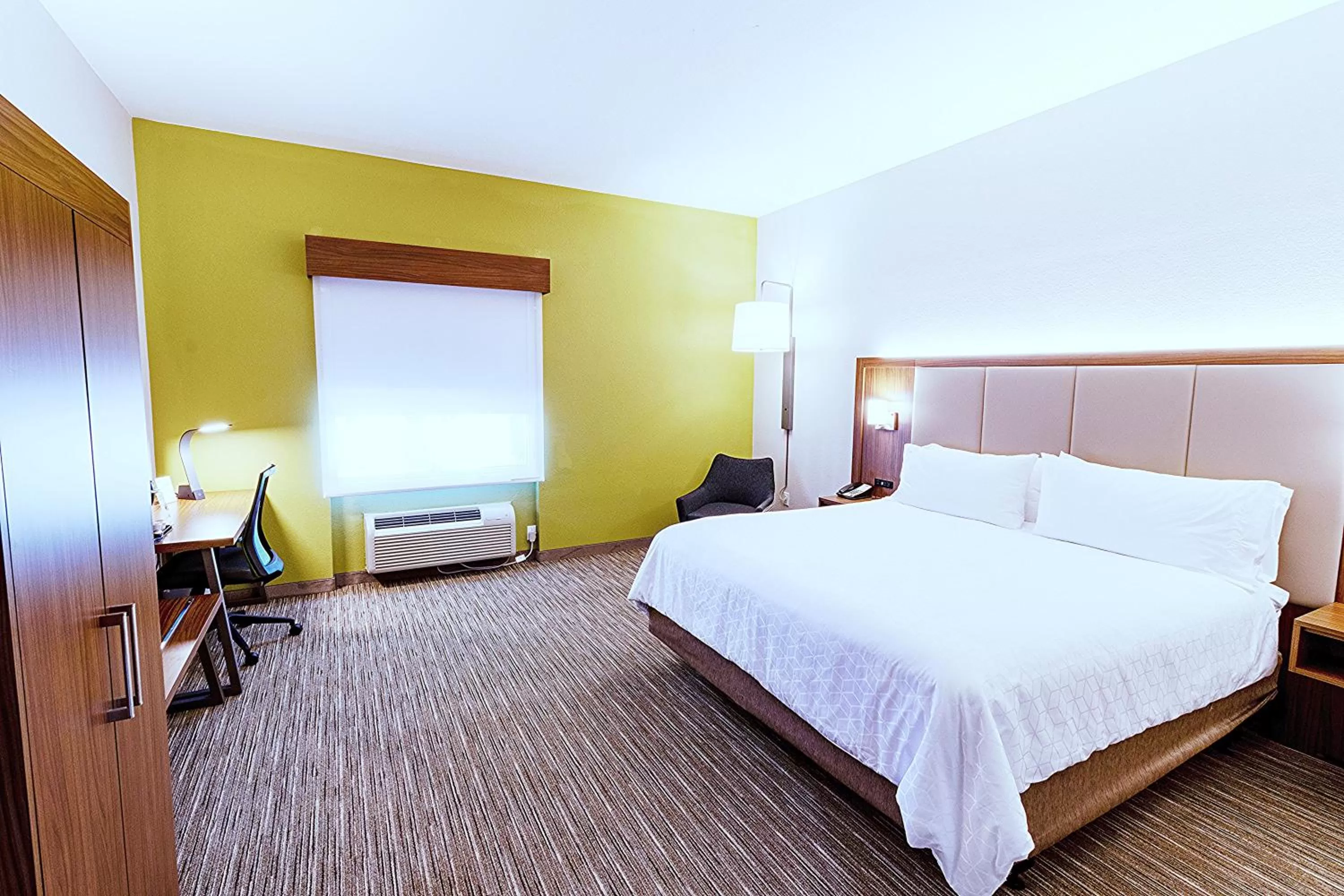 Photo of the whole room, Bed in Holiday Inn Express Hotel & Suites Crestview South I-10 by IHG