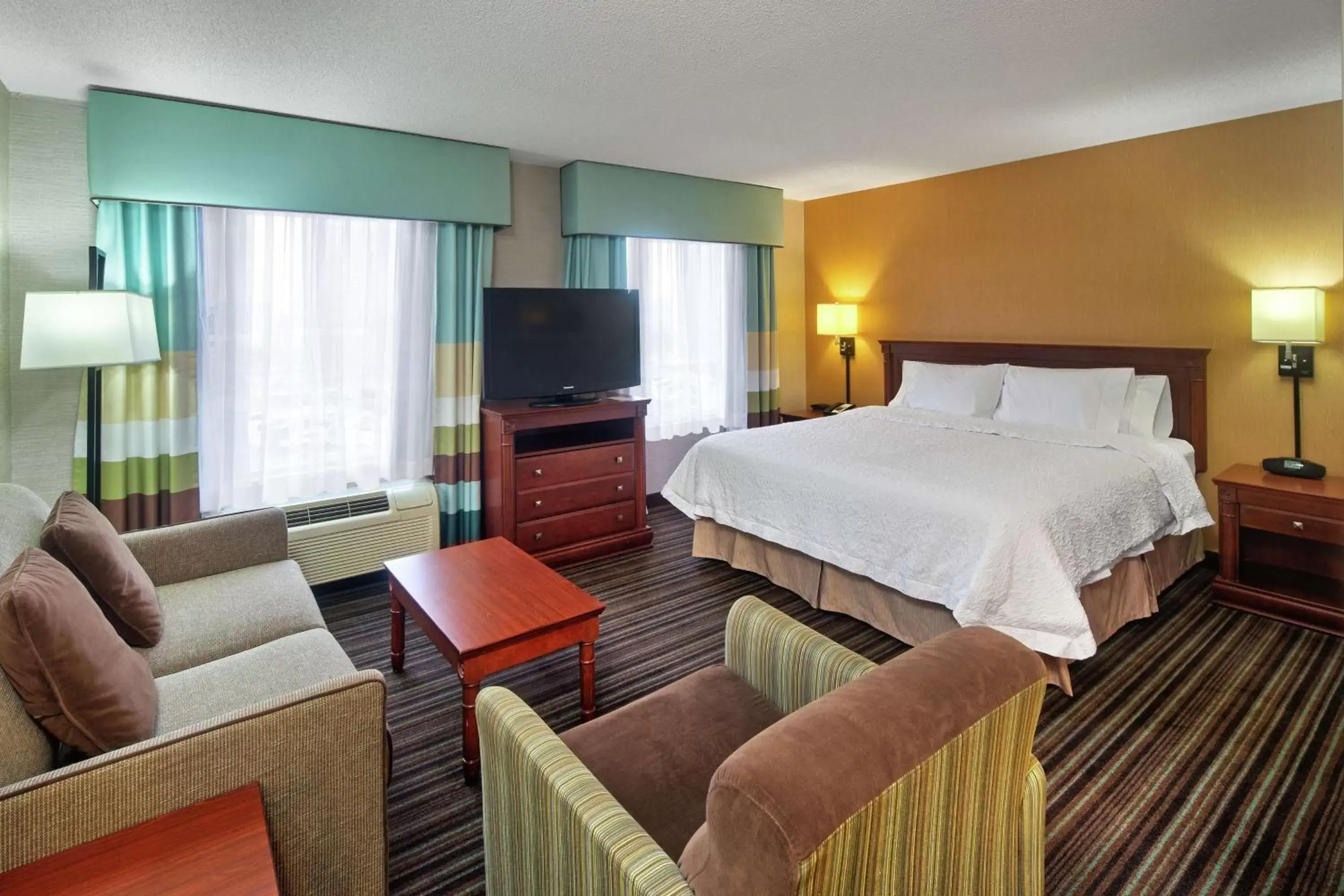 Bedroom in Hampton Inn & Suites by Hilton Toronto Airport