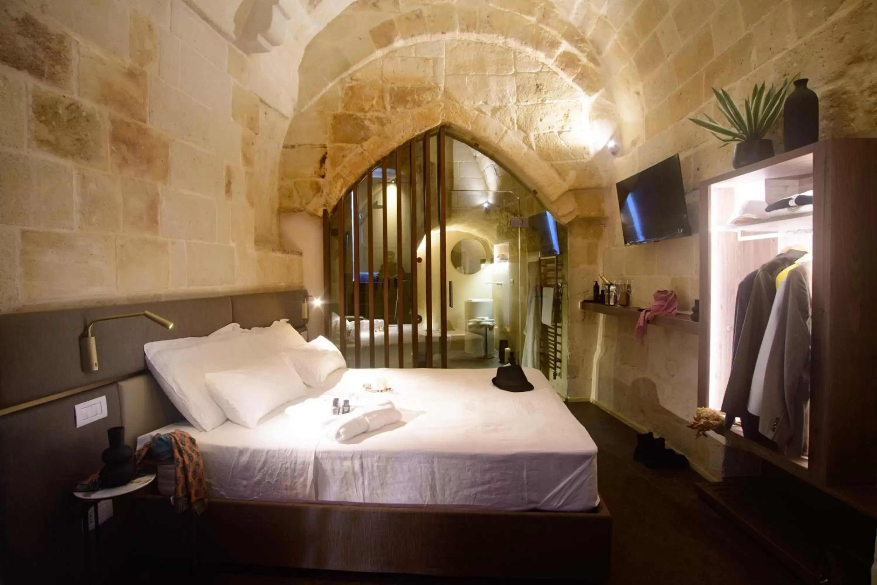 Bedroom, Bed in Le Malve Cave Retreat