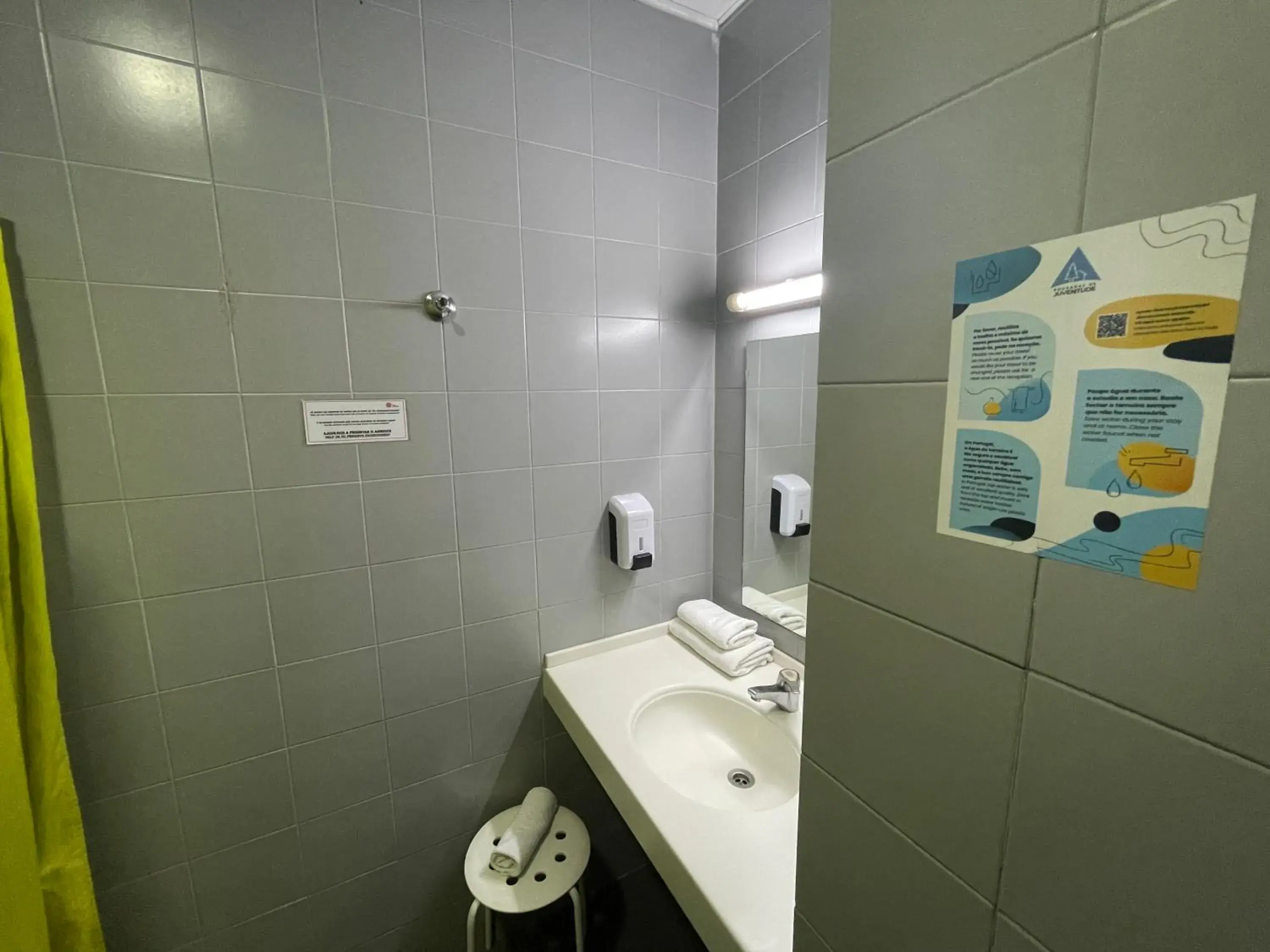 Shower, Bathroom in HI Porto - Pousada de Juventude