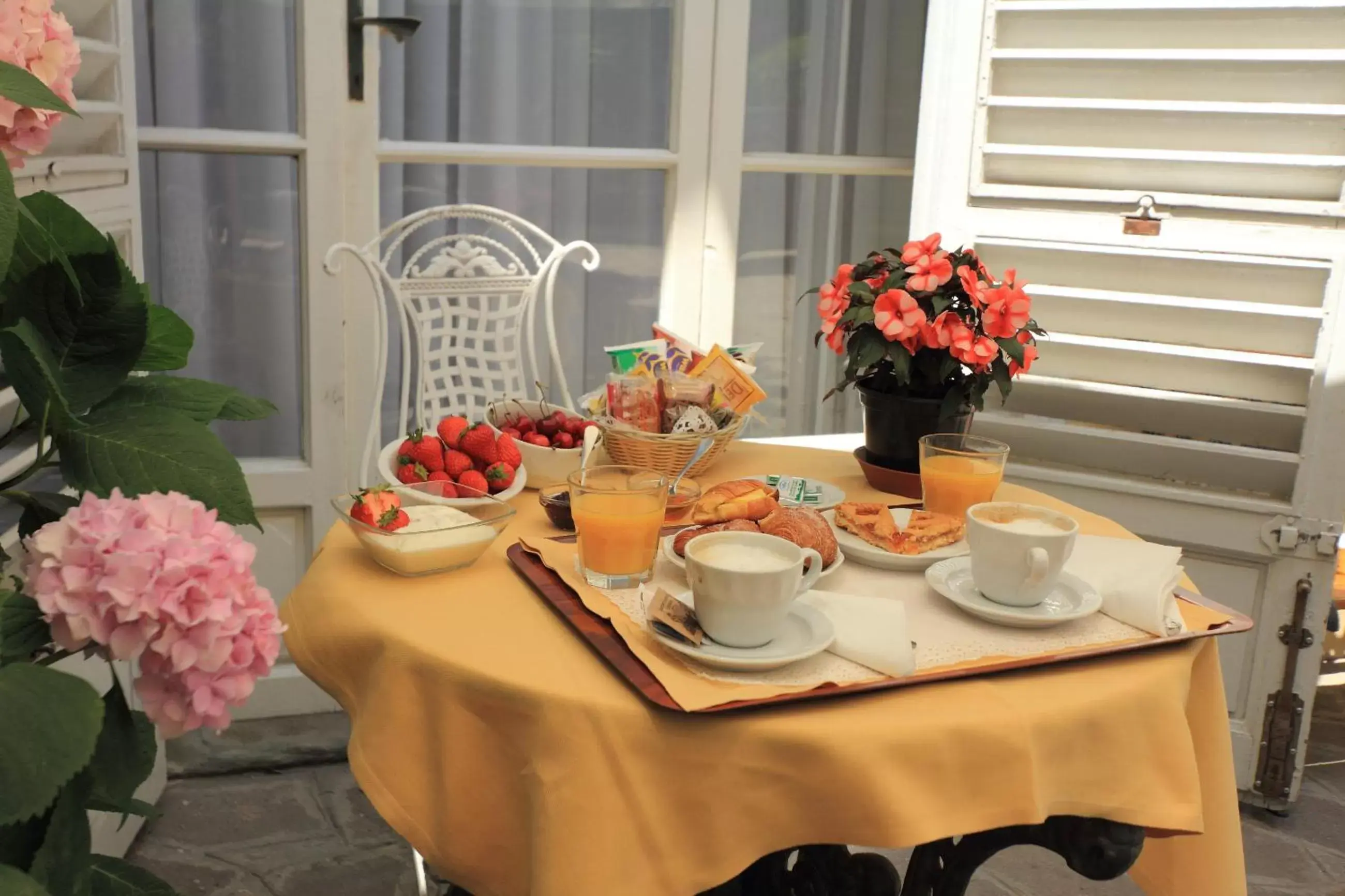 Breakfast, Dining Area in Hotel Villa Liana