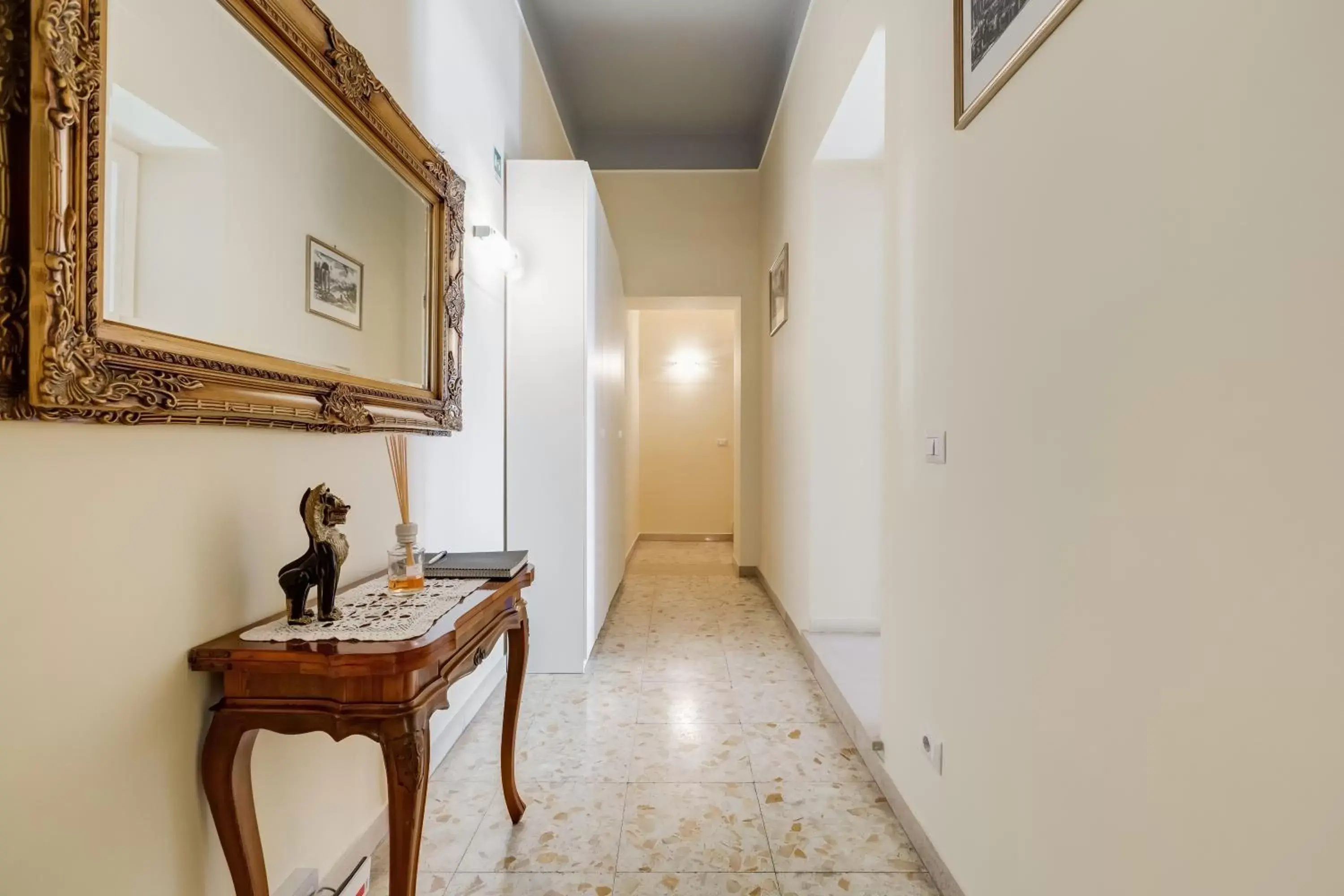 Lobby or reception, TV/Entertainment Center in 2 Passi Al Colosseo B&B