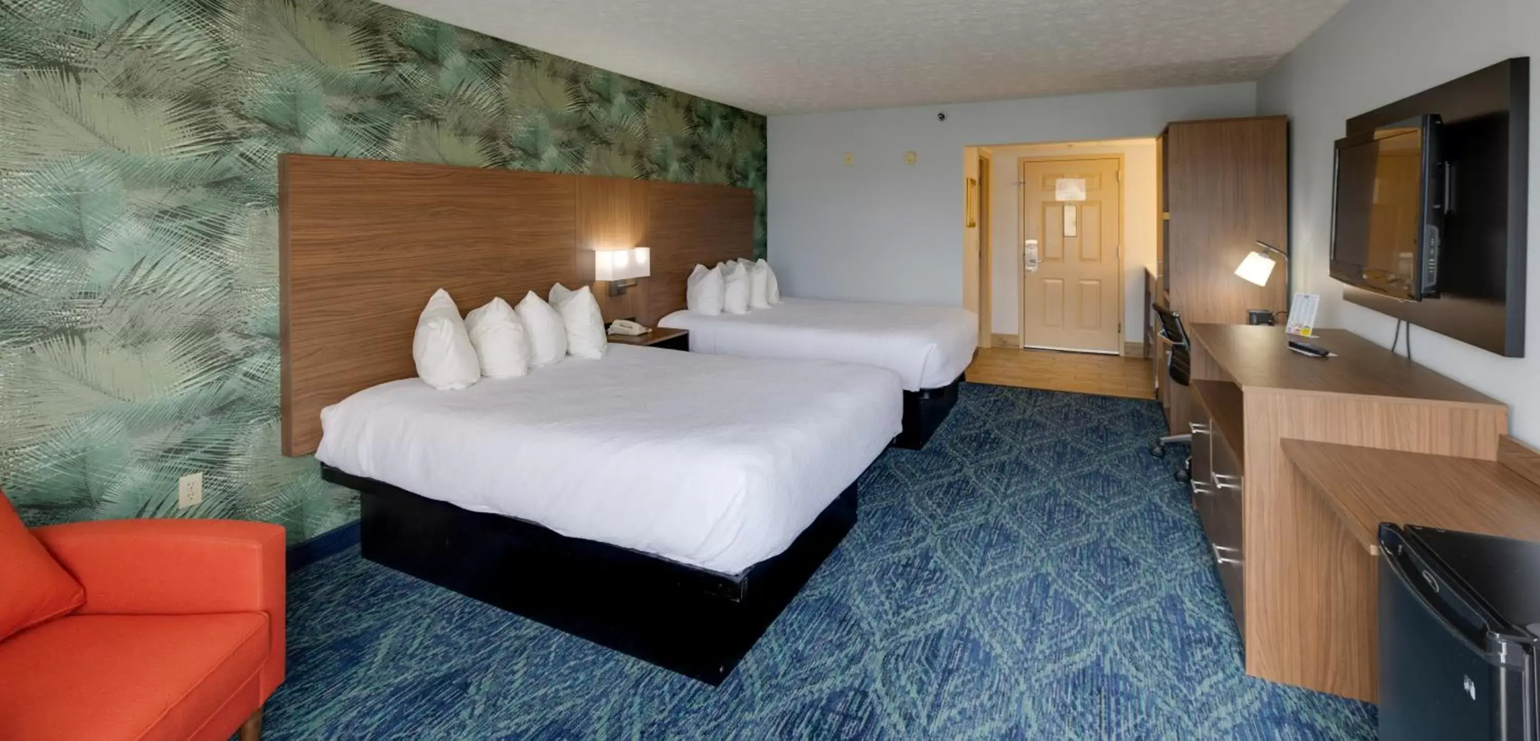 Photo of the whole room, Bed in Park Grove Inn