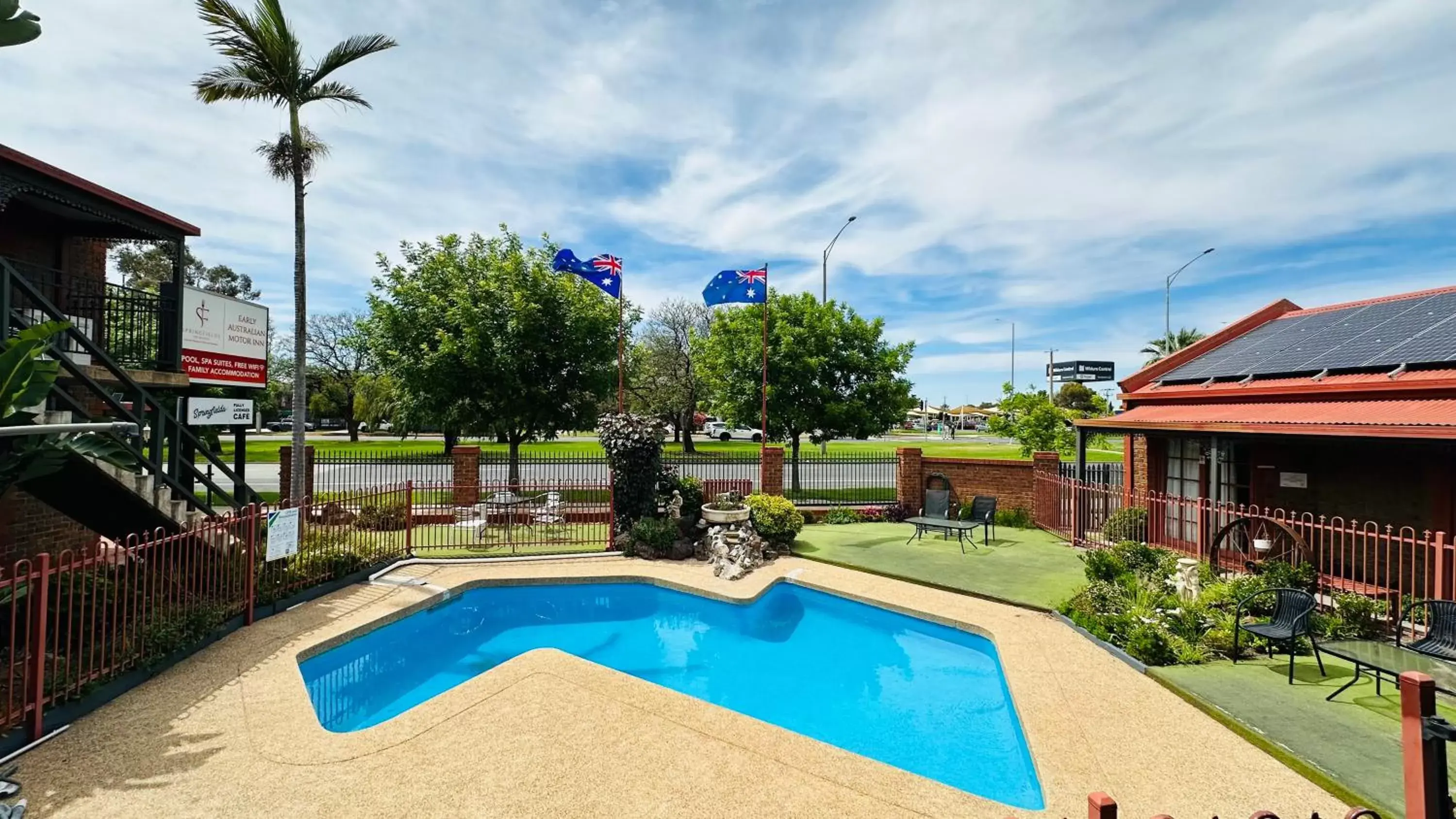 Garden, Swimming Pool in Early Australian Motor Inn