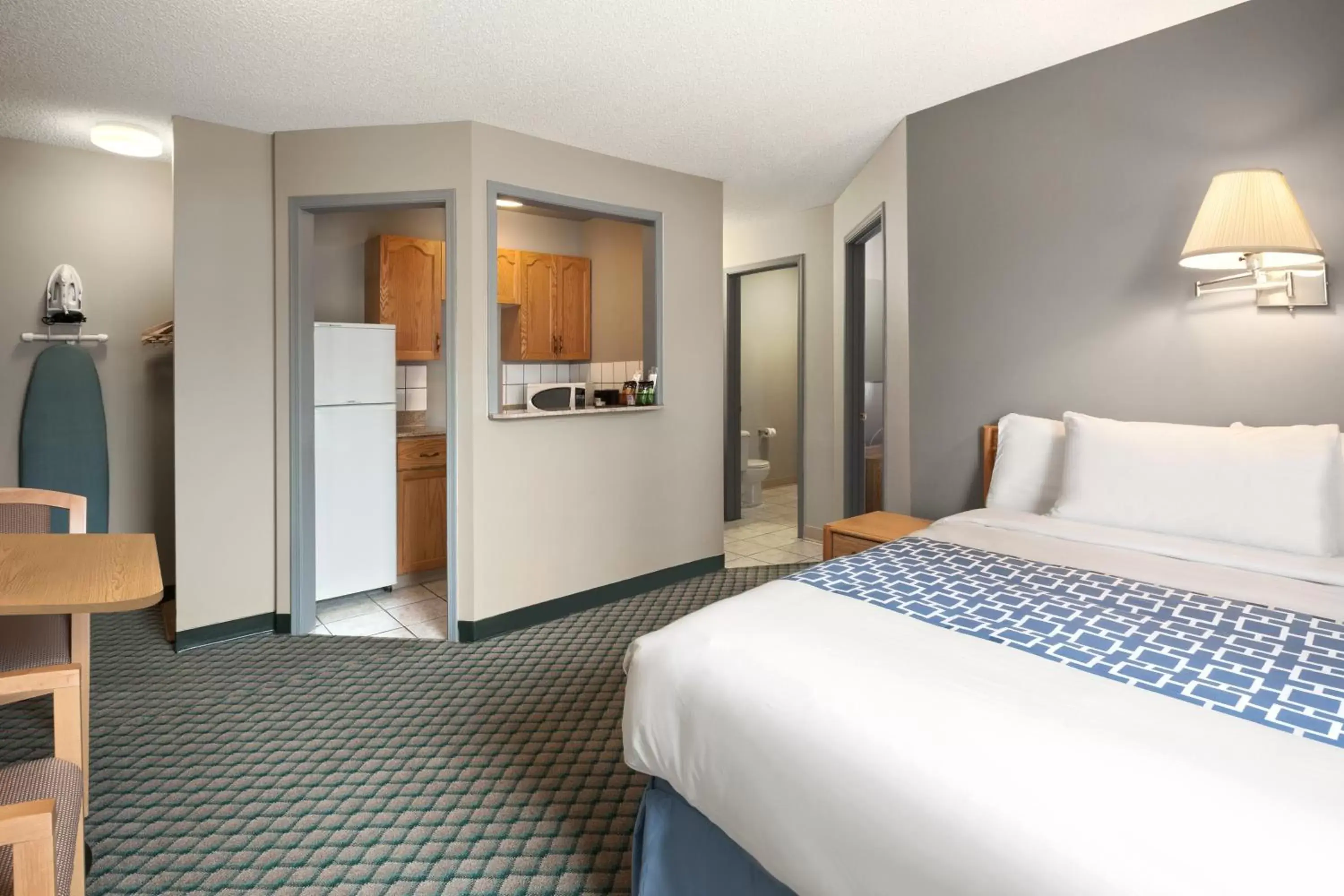 Bedroom, Bed in Travelodge by Wyndham Edmonton Airport