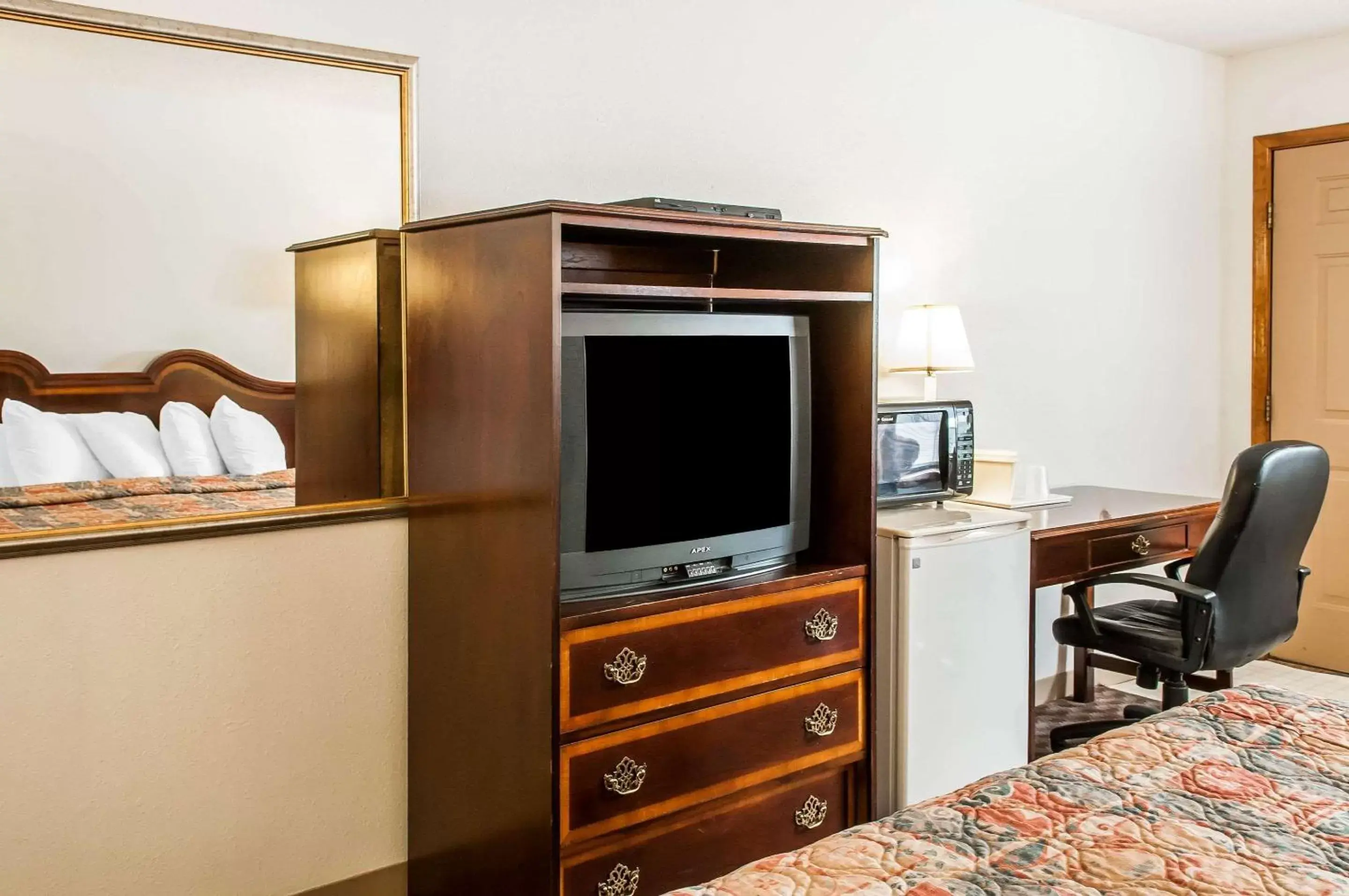 Photo of the whole room, TV/Entertainment Center in Econo Lodge Eagle Nest