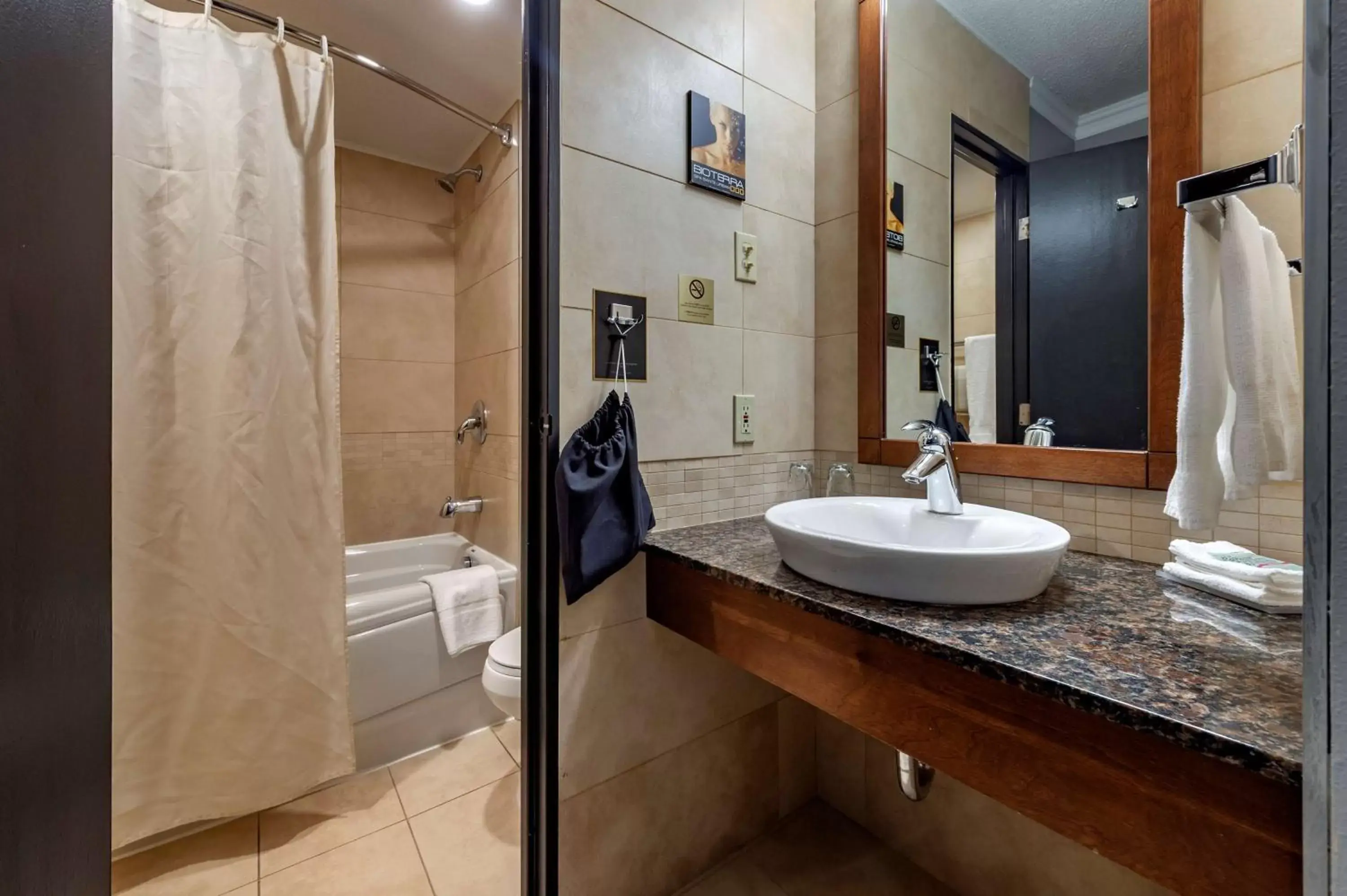 Bathroom in Best Western Hotel Universel Drummondville