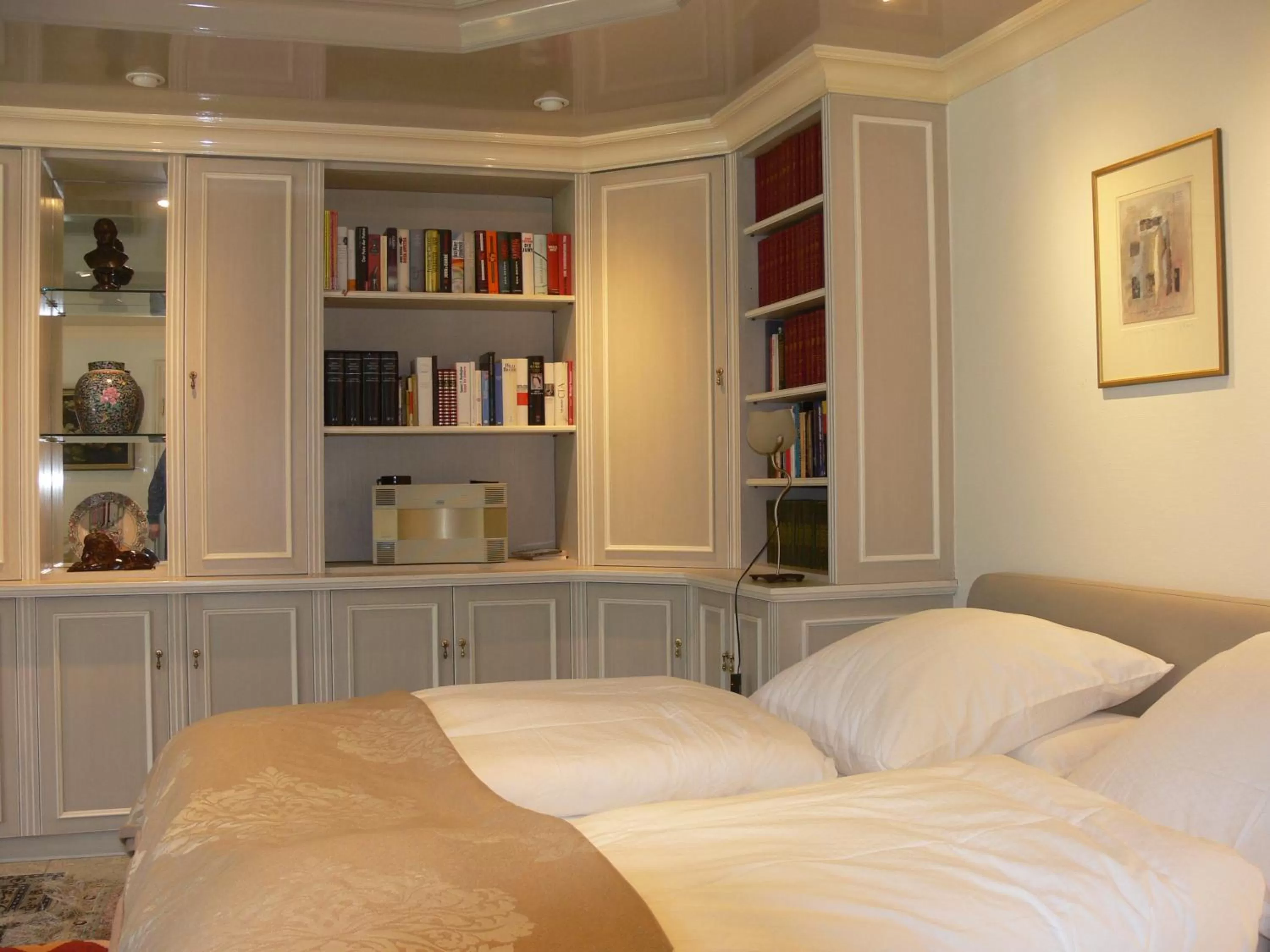 Library, Bed in Die Villa Mettmann
