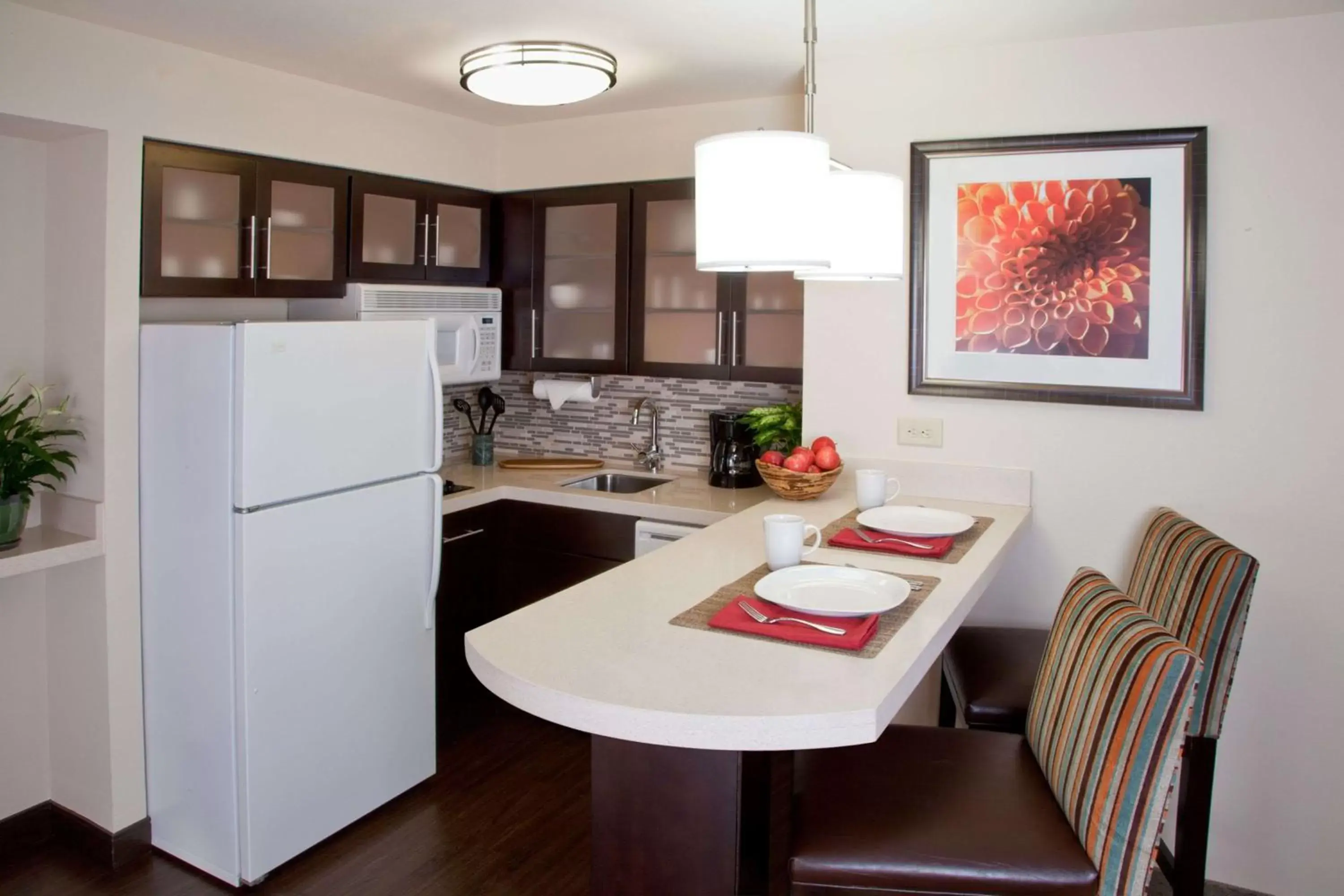 Kitchen or kitchenette, Kitchen/Kitchenette in Sonesta ES Suites Atlanta Alpharetta Avalon