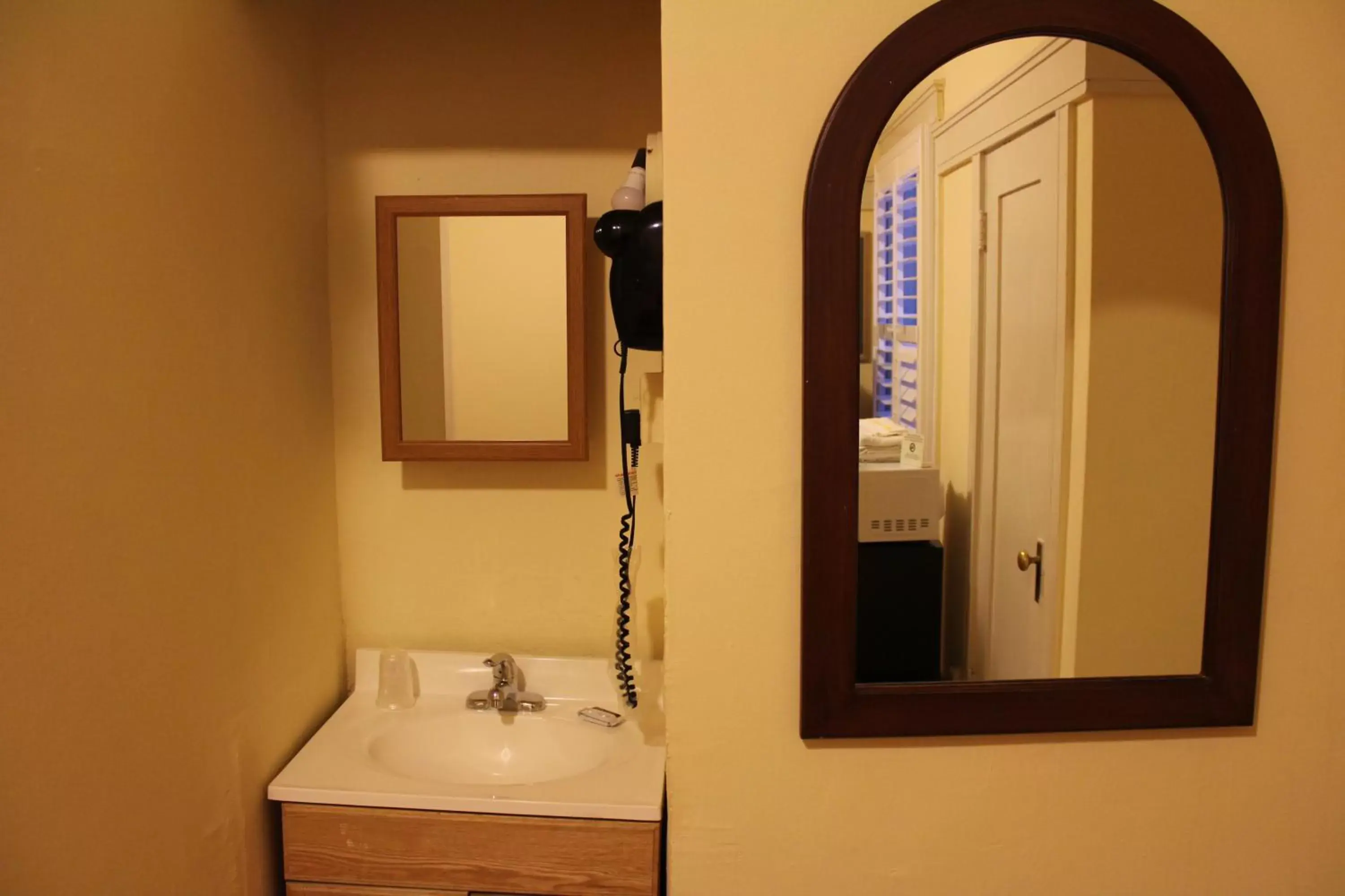 Photo of the whole room, Bathroom in Layne Hotel