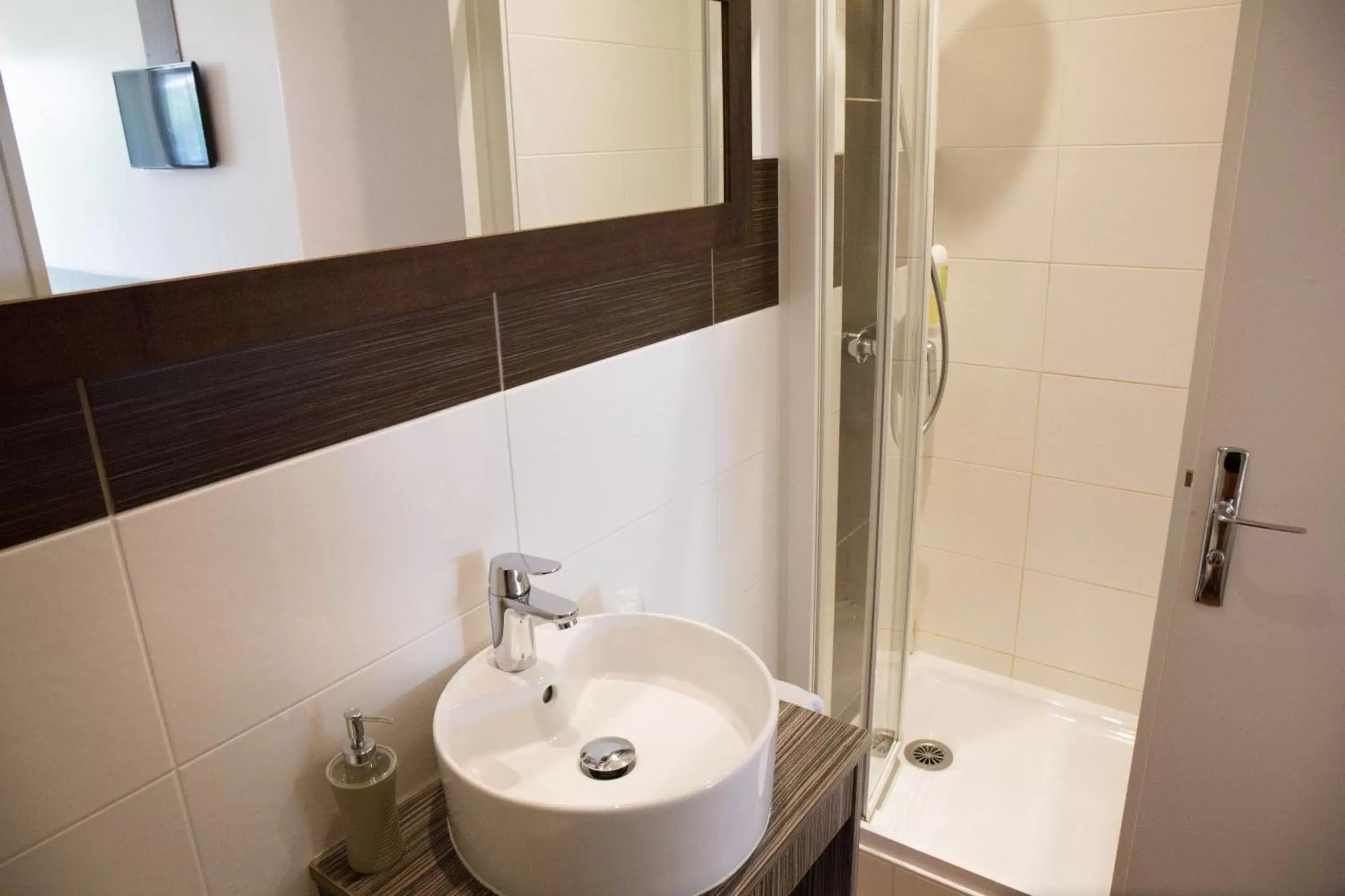 Bathroom in The Originals City, Hôtel Le Lodge, Bayonne Nord