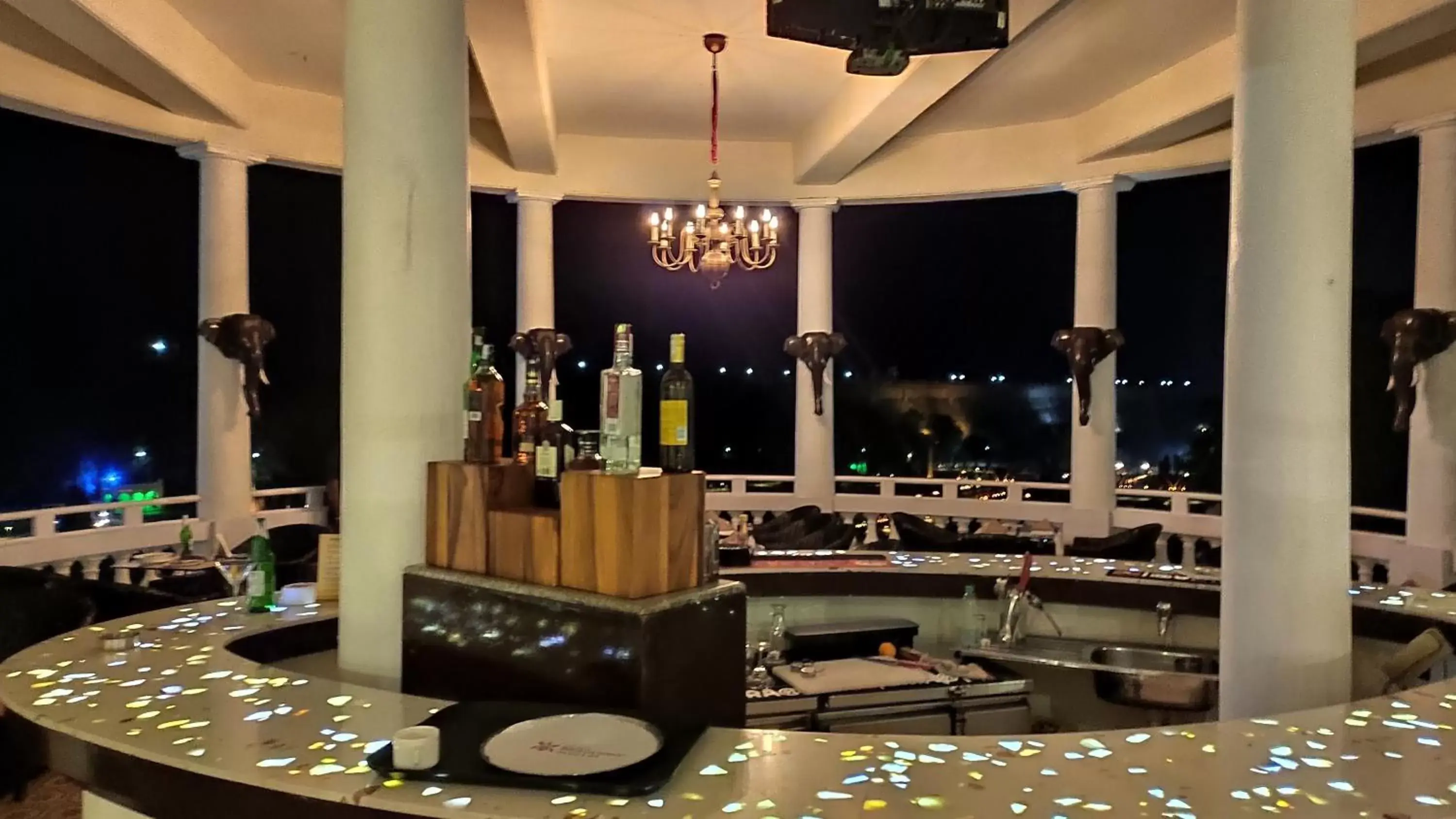 Lounge or bar, Restaurant/Places to Eat in Royal Orchid Brindavan Garden Mysore