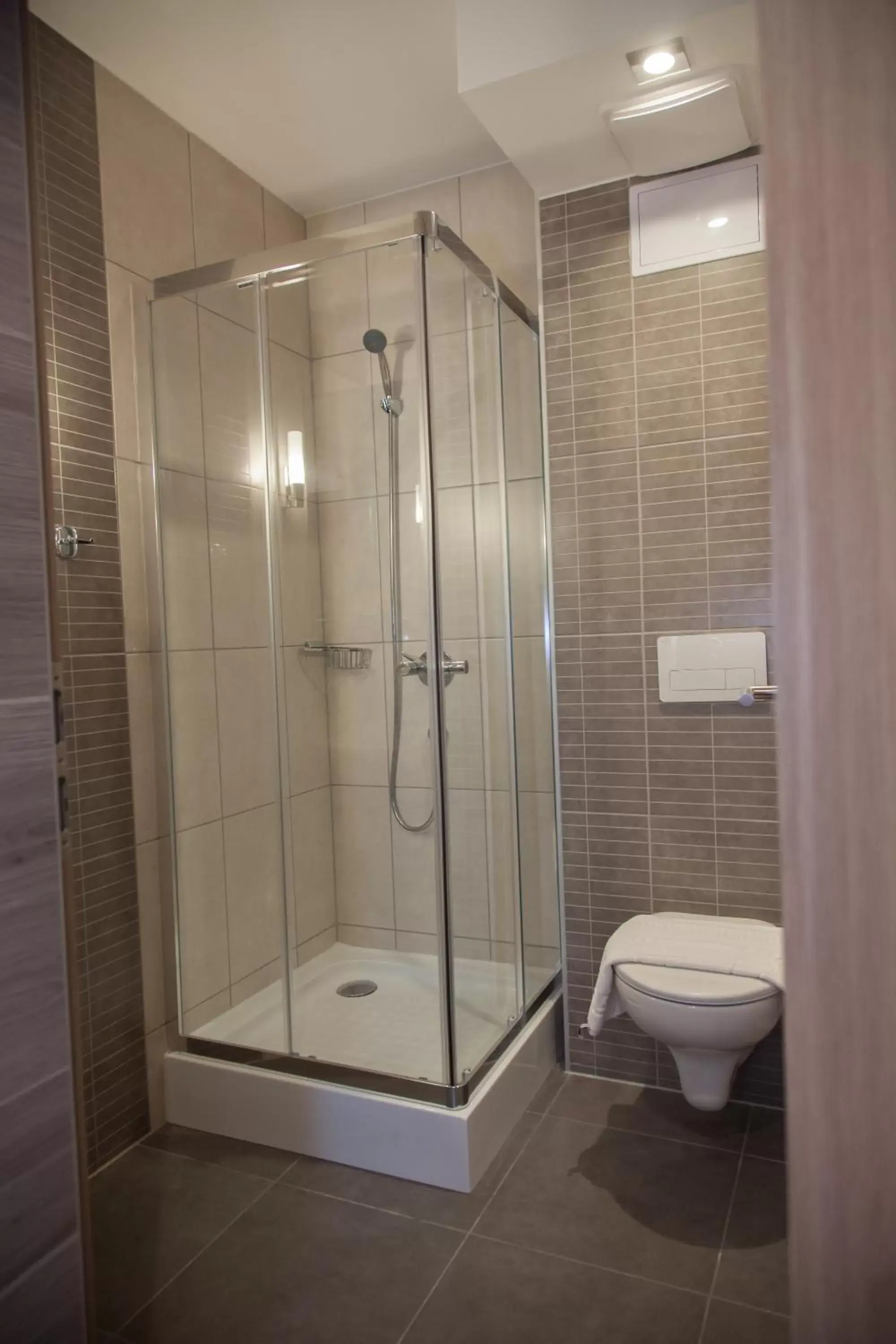 Shower in Vitta Hotel Superior Budapest