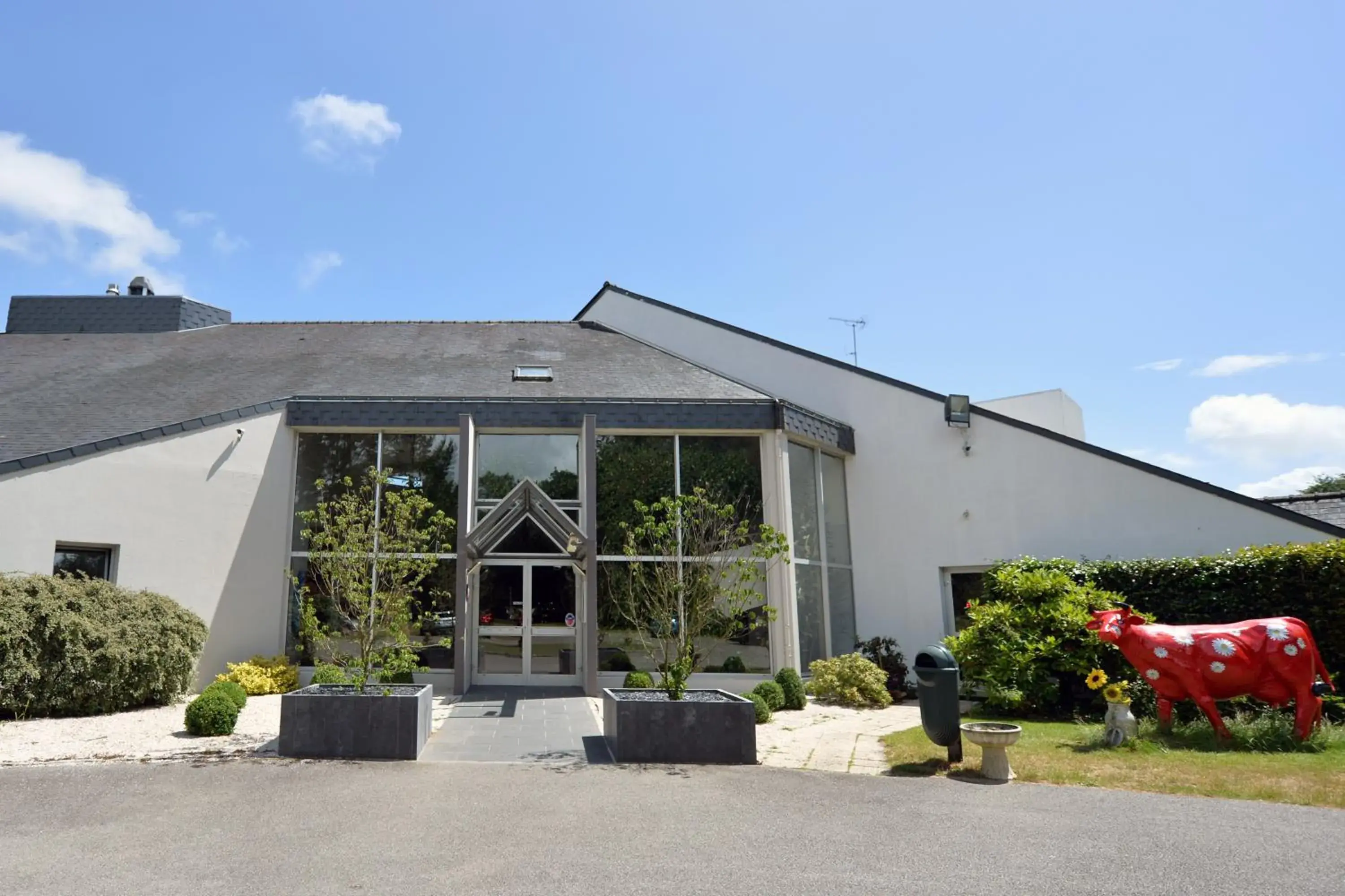 Facade/entrance in Hôtel du Golf Saint-Laurent