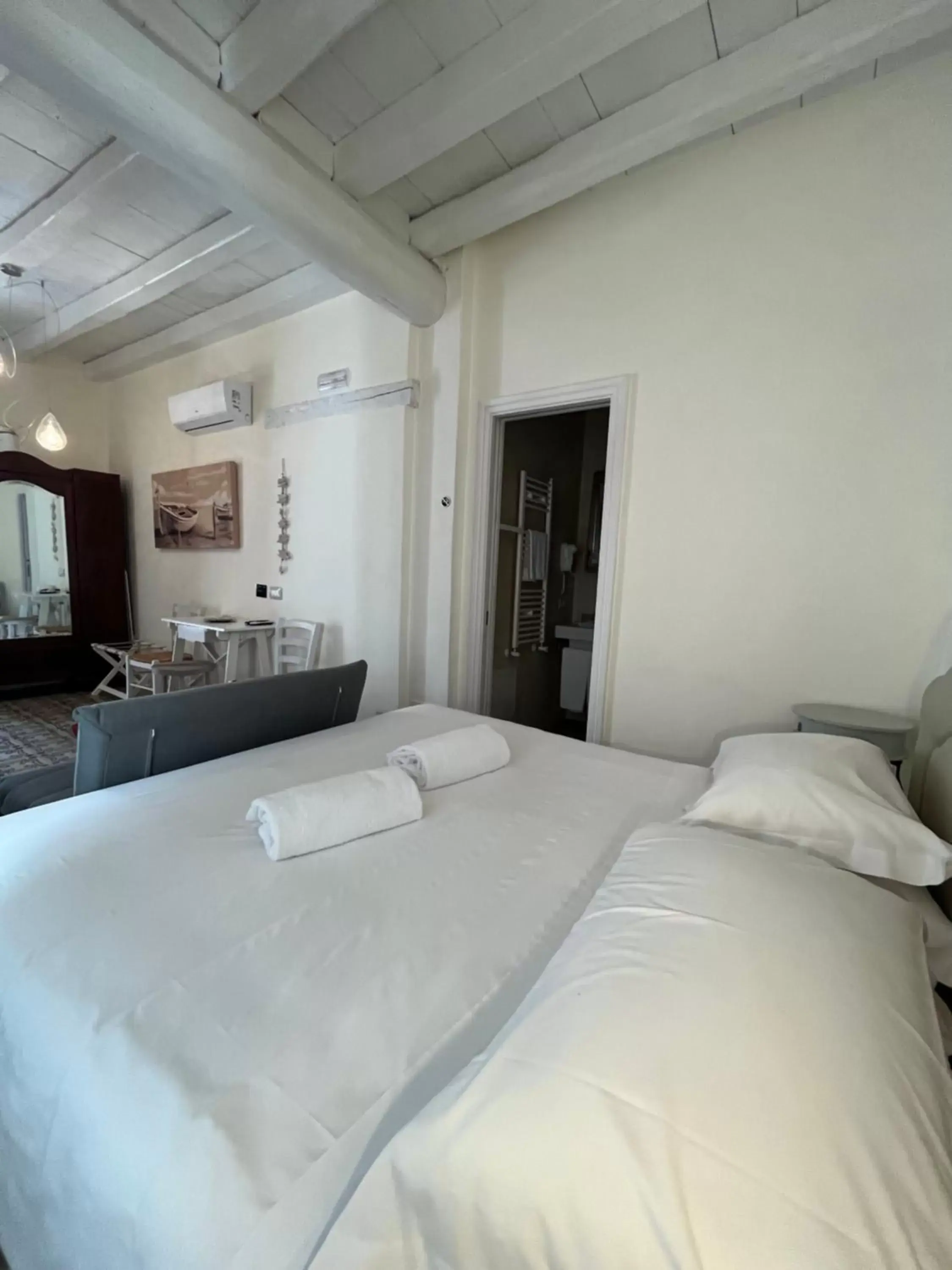 Bed in Antico Mondo Rooms & Suites