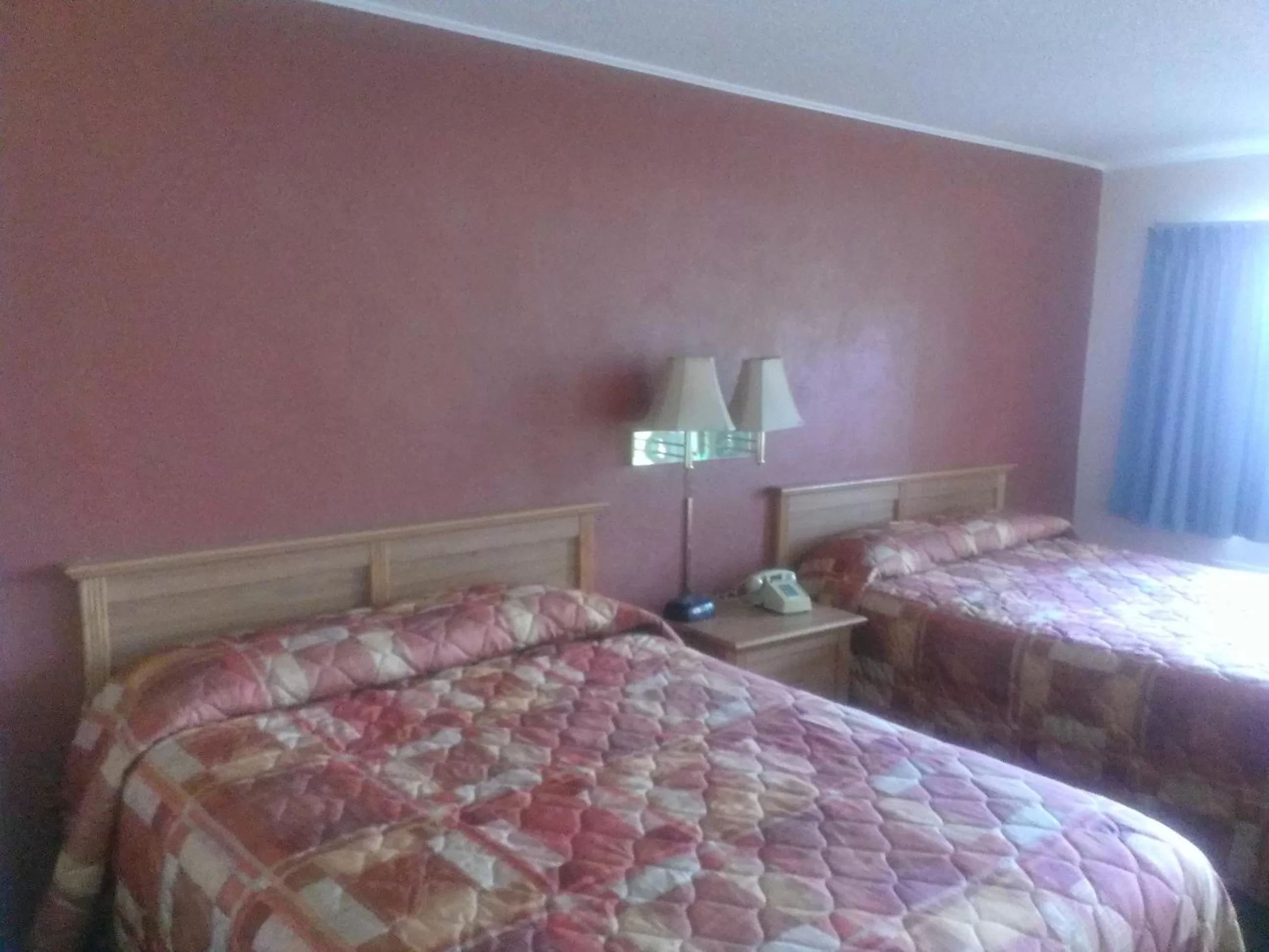 Bed in Heritage House Motel