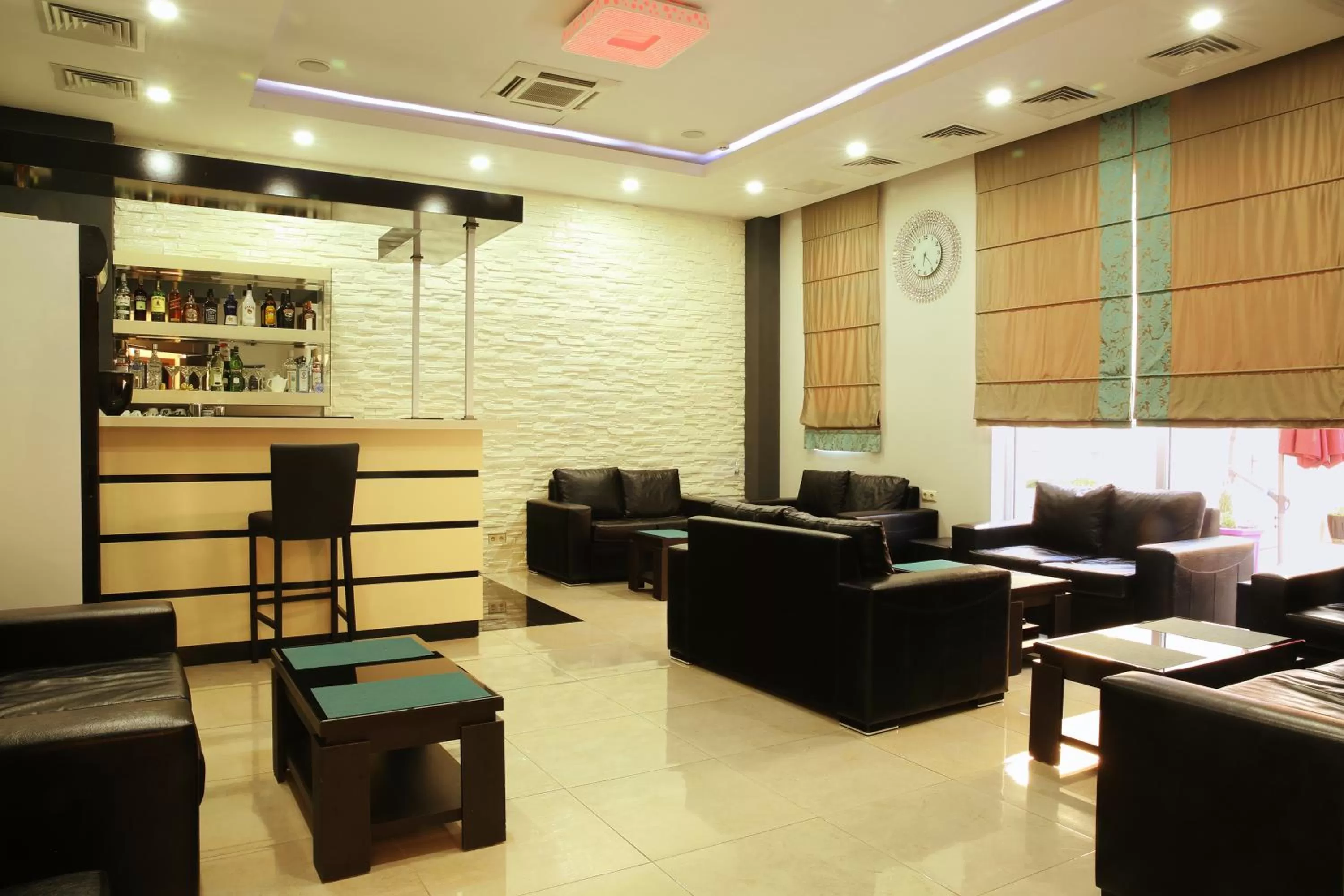 Communal lounge/ TV room in Hotel Gureli