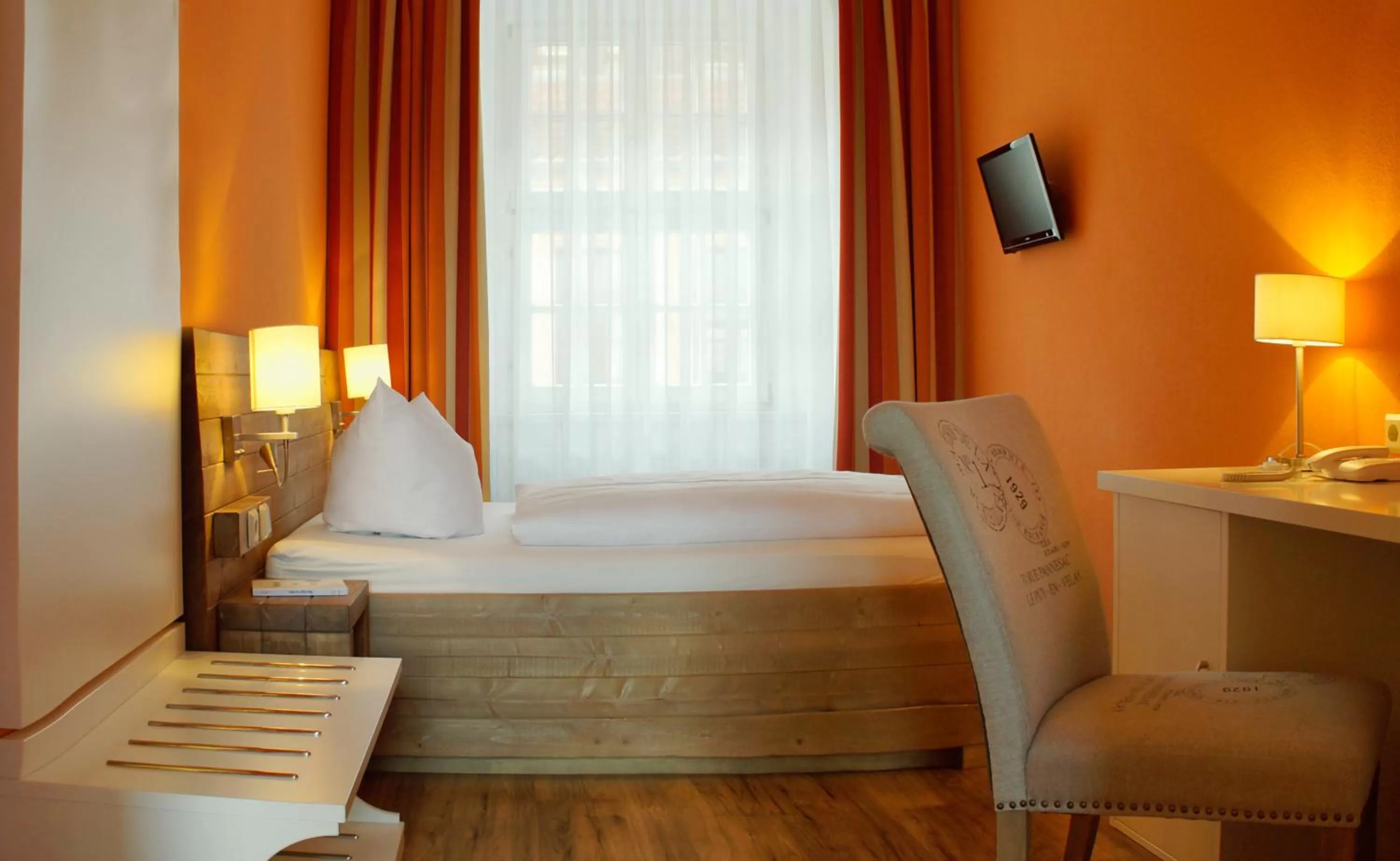 Photo of the whole room, Bed in Hotel Am Obermarkt