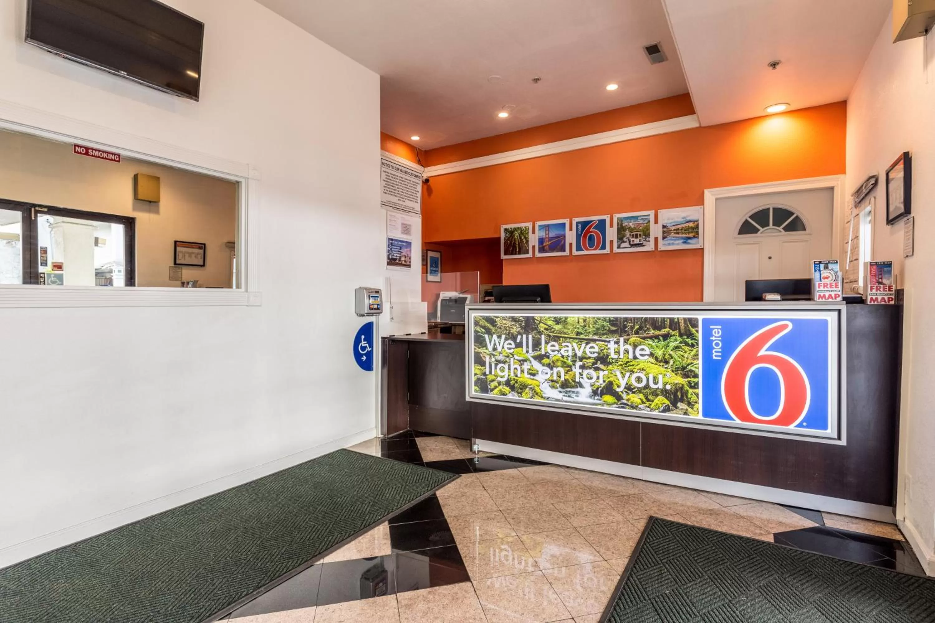 Lobby or reception in Motel 6 San Rafael