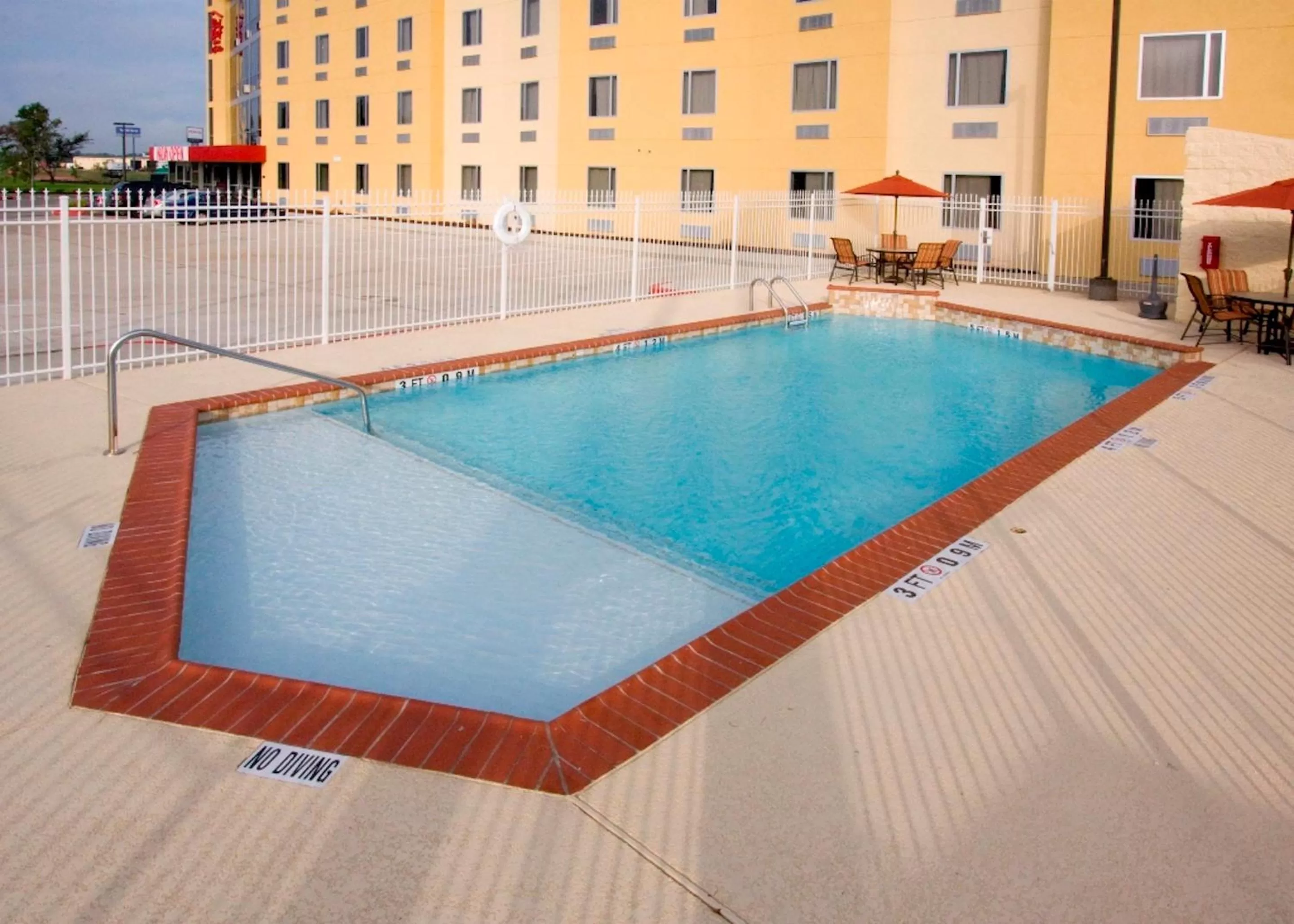 Swimming pool in Red Roof Inn & Suites Beaumont
