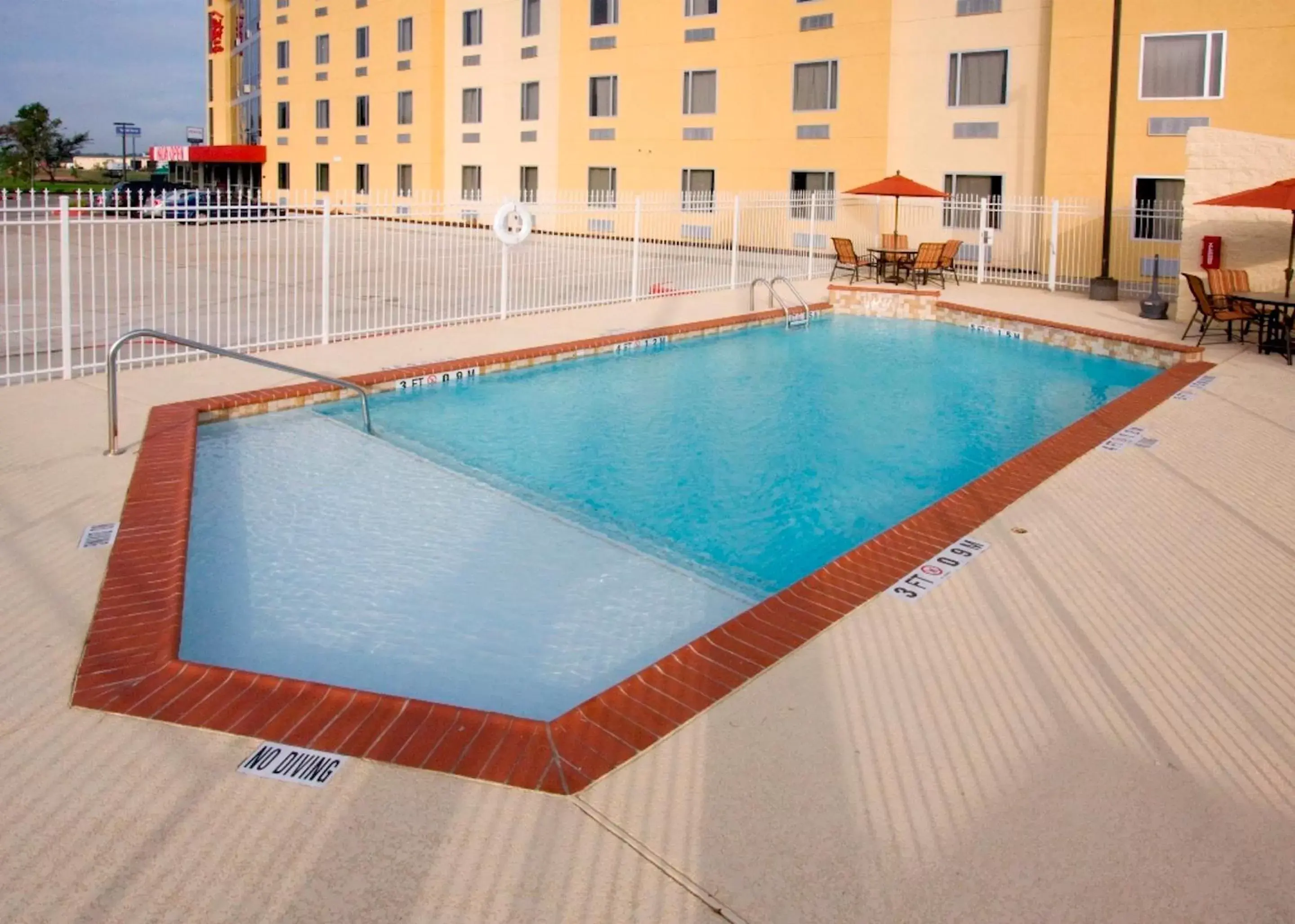 Swimming Pool in Red Roof Inn & Suites Beaumont