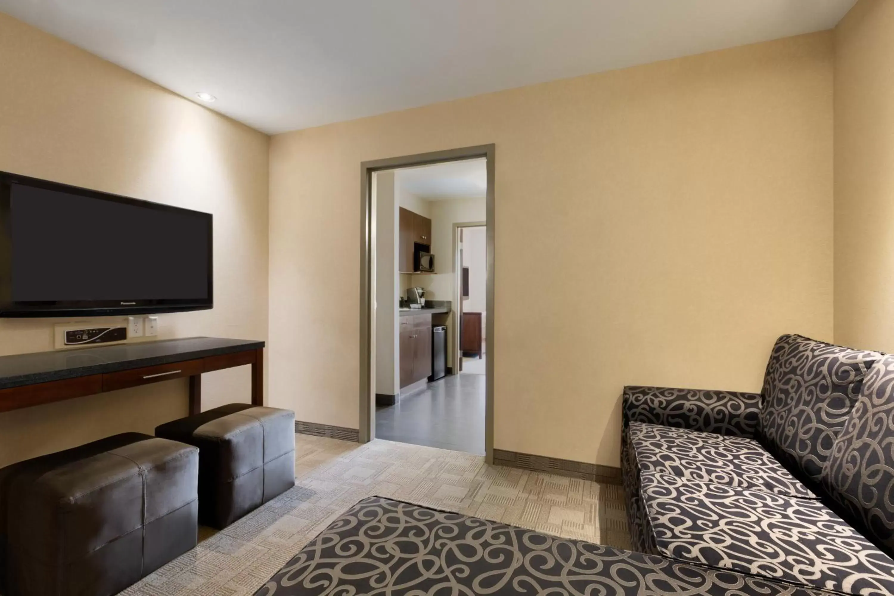 Bed, TV/Entertainment Center in Days Inn by Wyndham Regina Airport West