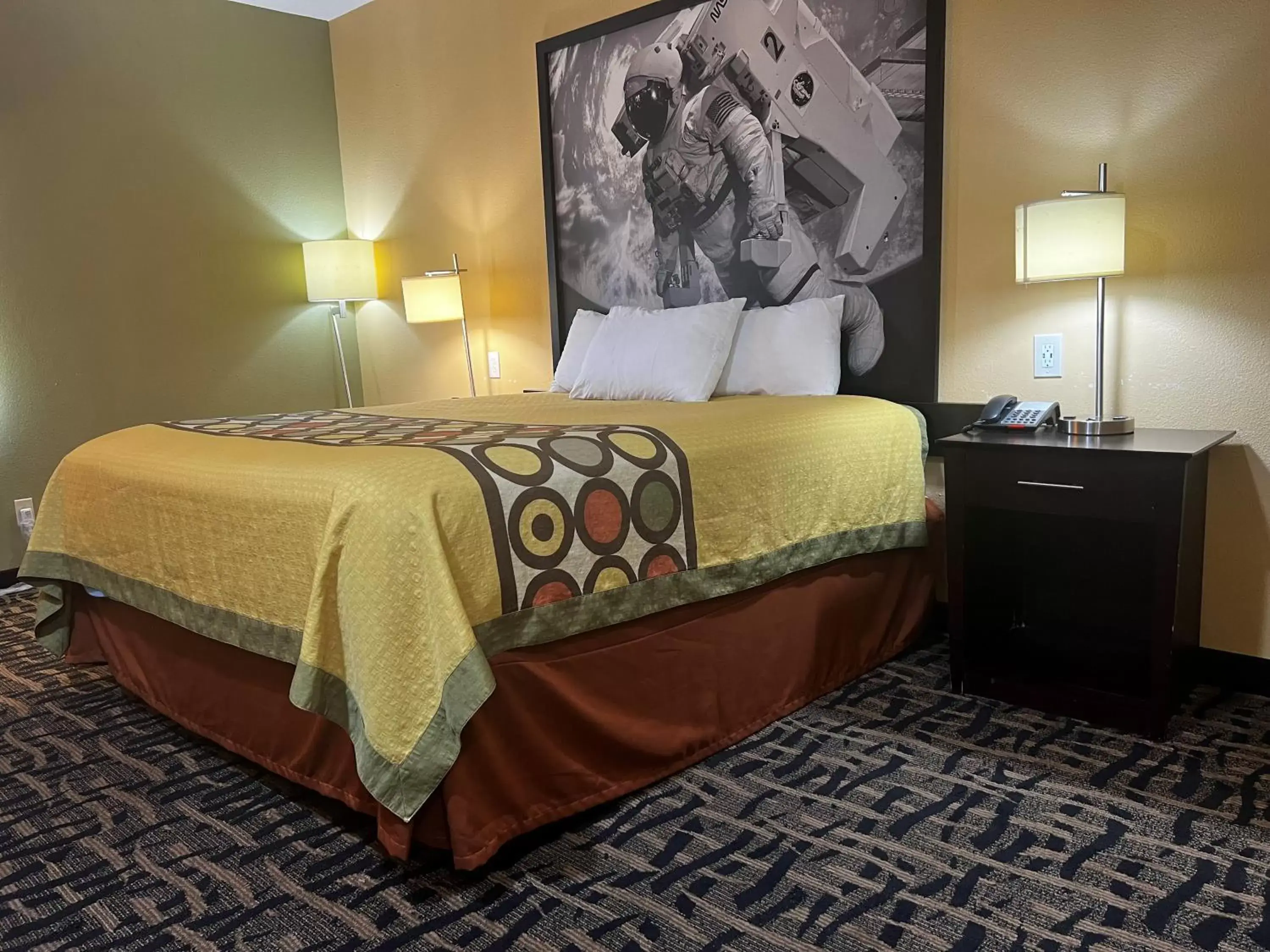 Bedroom, Bed in Super 8 by Wyndham Pasadena