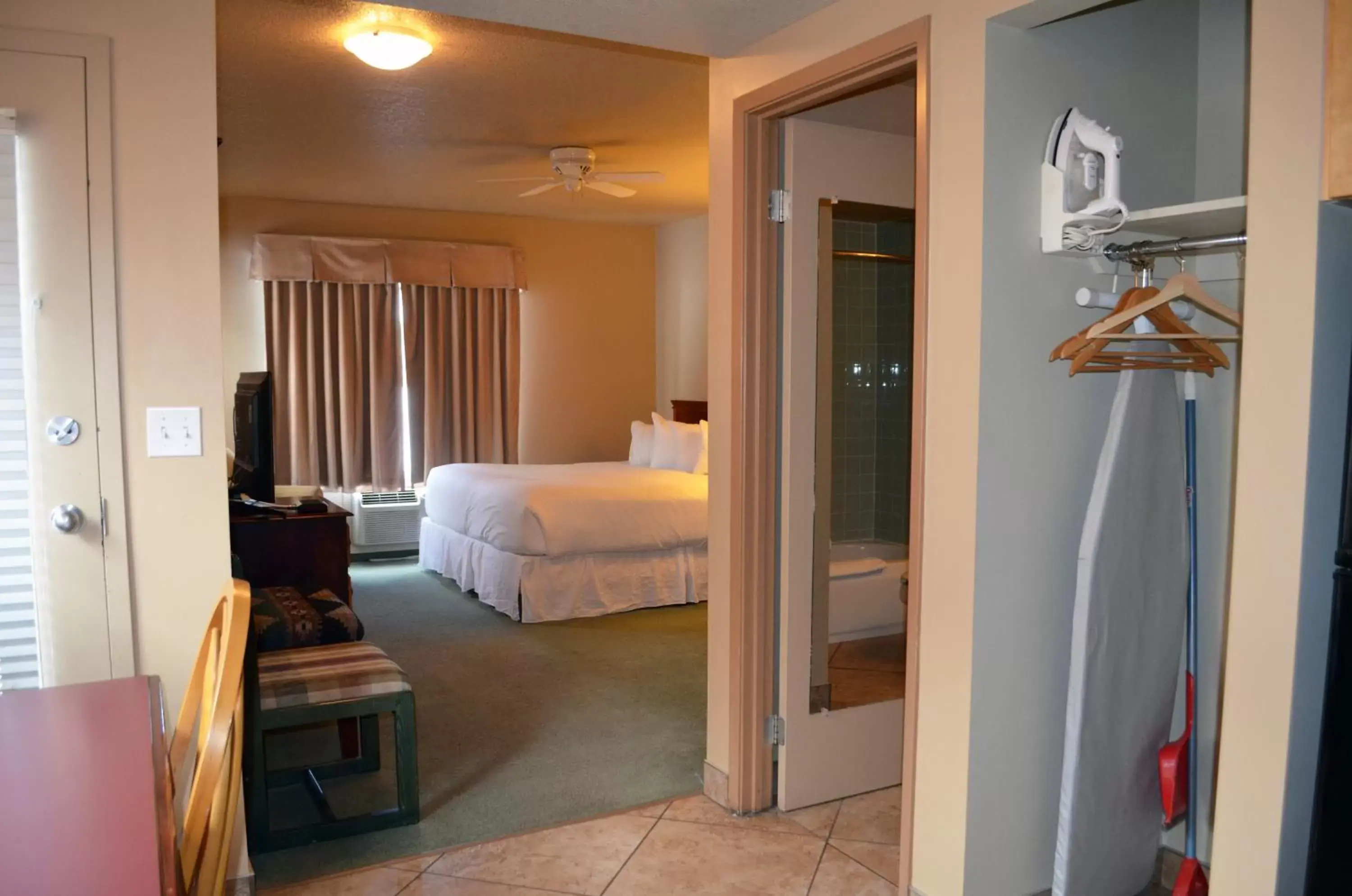 Bedroom, Bed in Waterton Lakes Lodge Resort