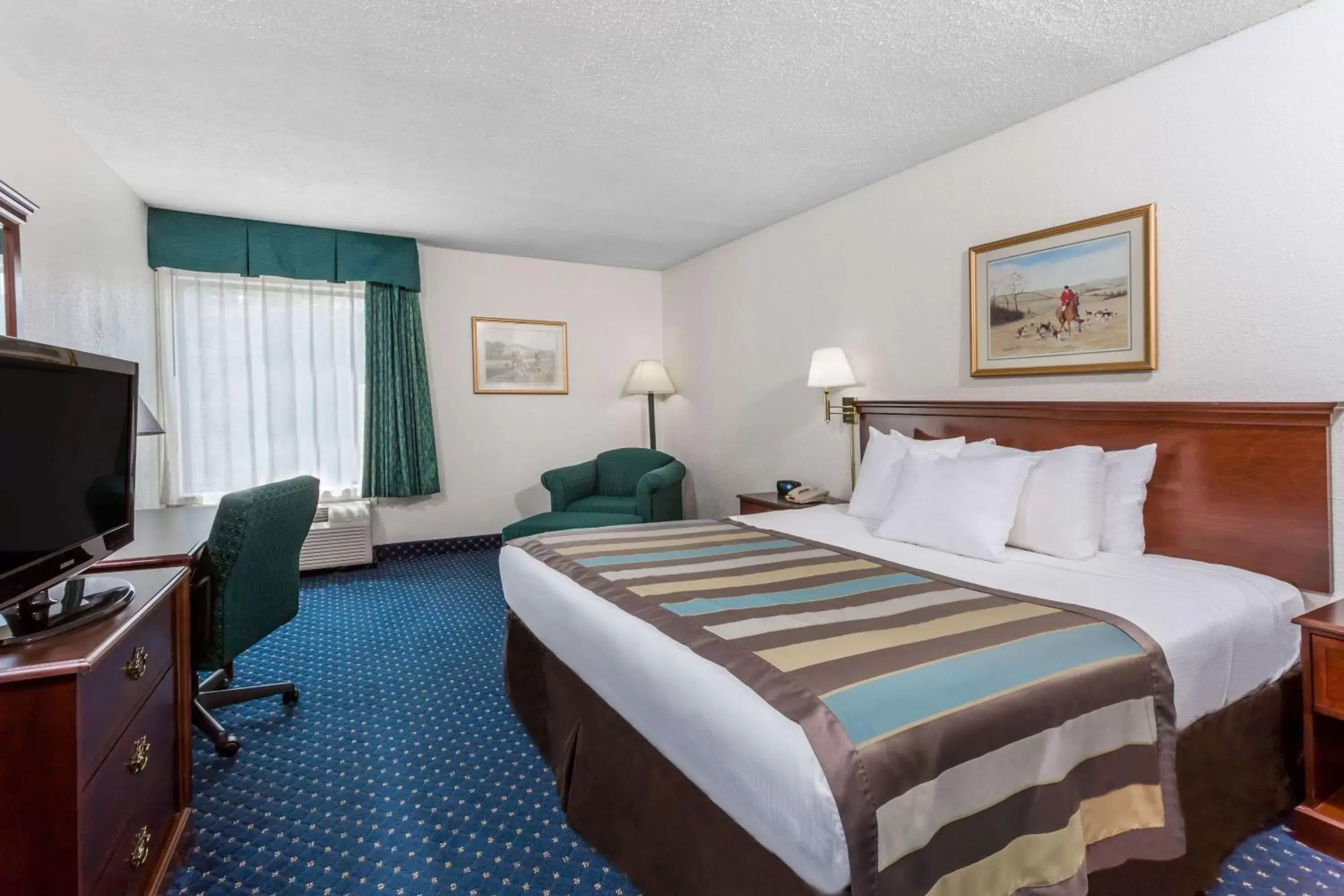 Photo of the whole room, Bed in Baymont by Wyndham Greensboro/Coliseum